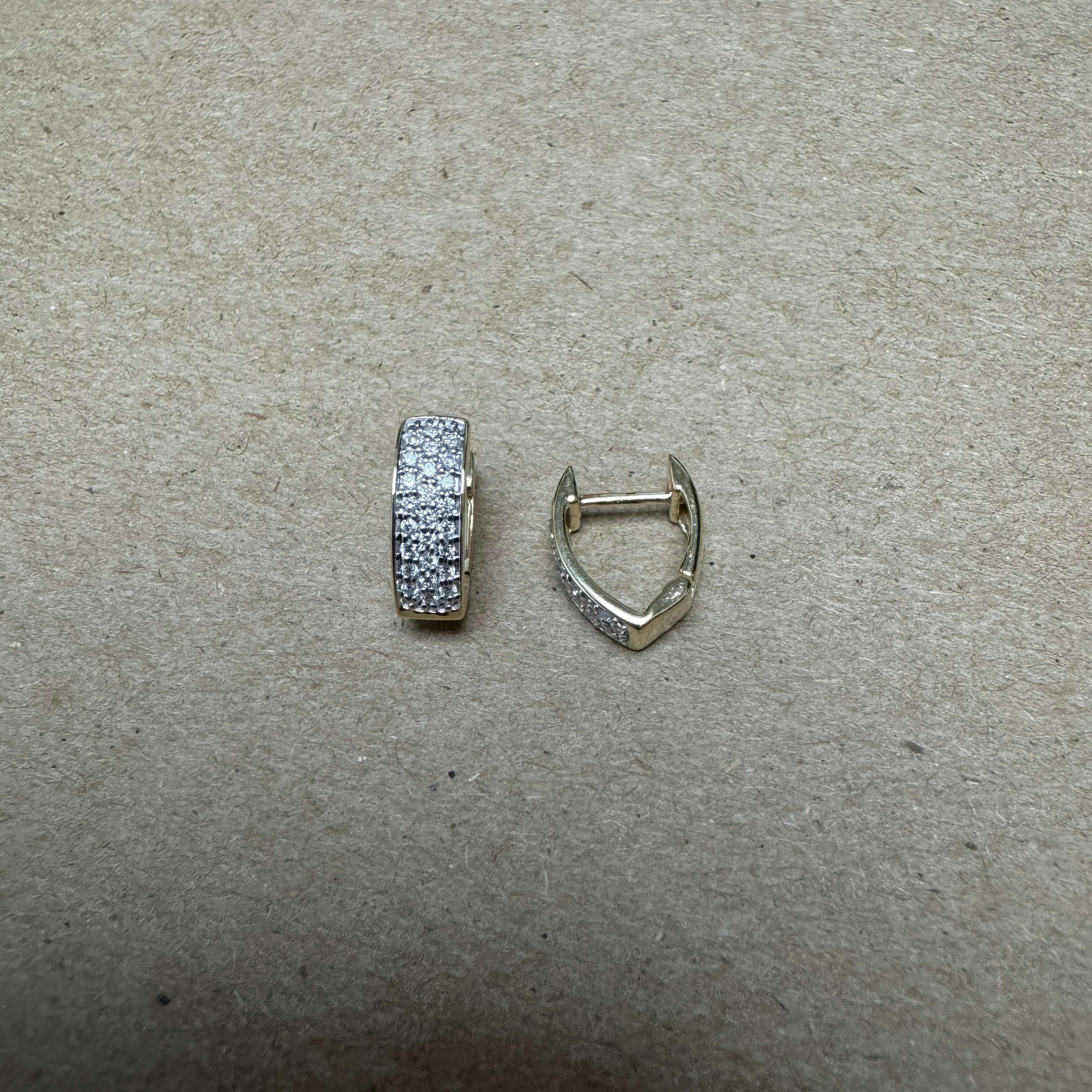 Taille ronde Boucles d'oreilles Huggie en or avec diamants en forme de V en vente