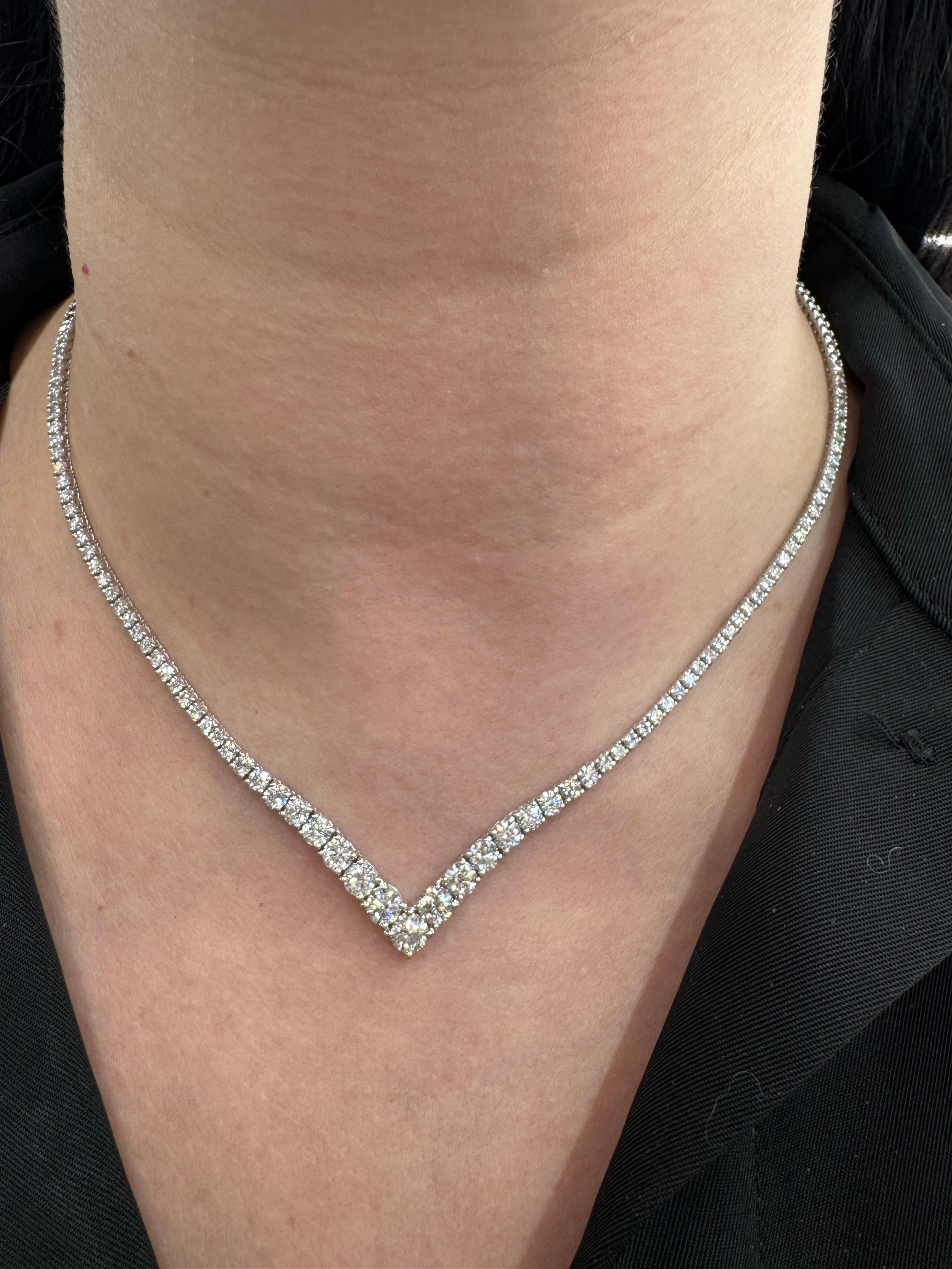 Halskette aus 14 Karat Weißgold mit V-förmigem Design und abgestuften runden Brillanten mit einem Gewicht von 5,40 Karat. Die Rückseite der Halskette hat 4