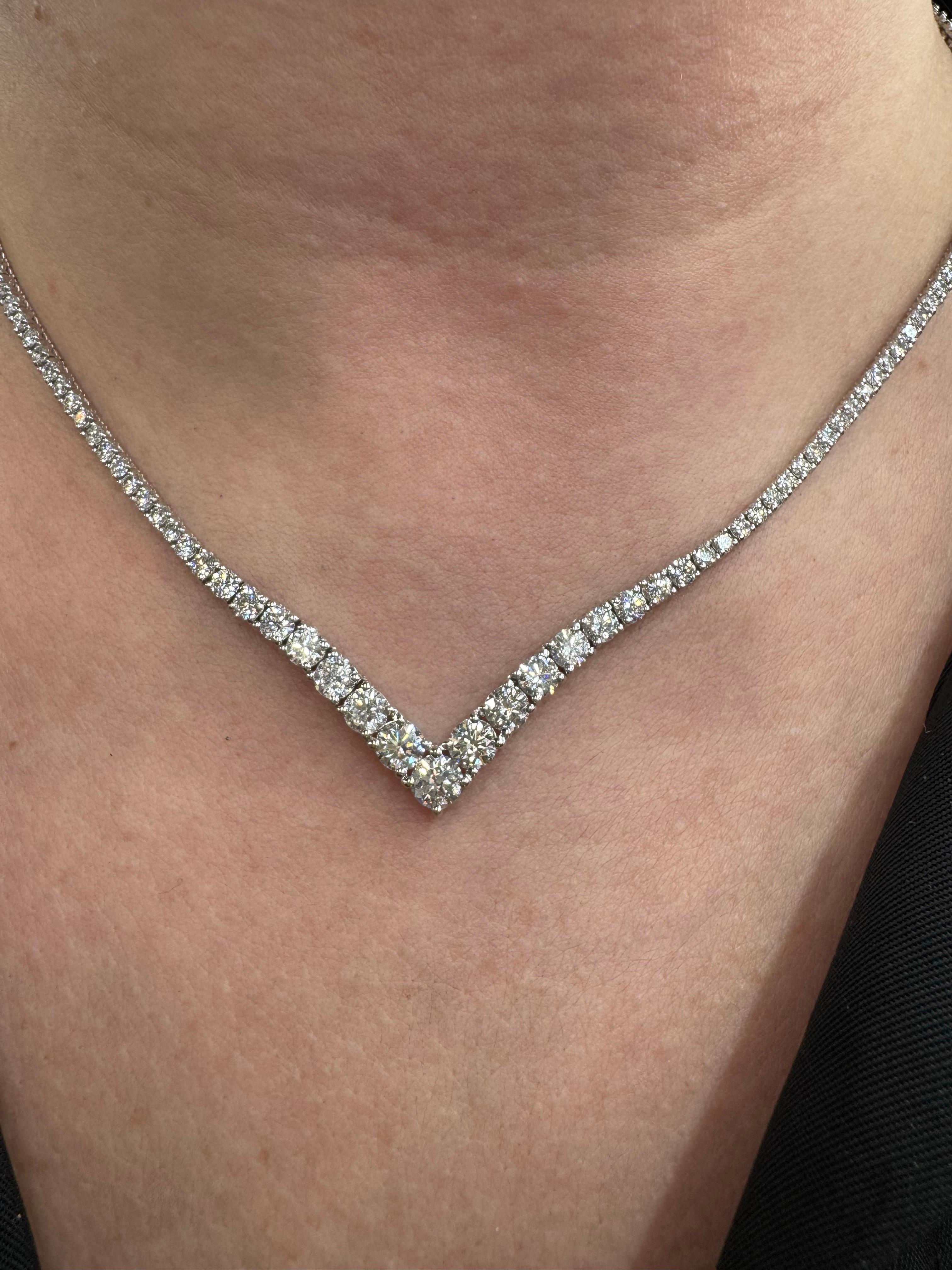 Diamant V-förmige abgestufte Halbweg-Tennis-Halskette mit Diamanten 5,40 Karat 14KT Weißgold (Zeitgenössisch) im Angebot