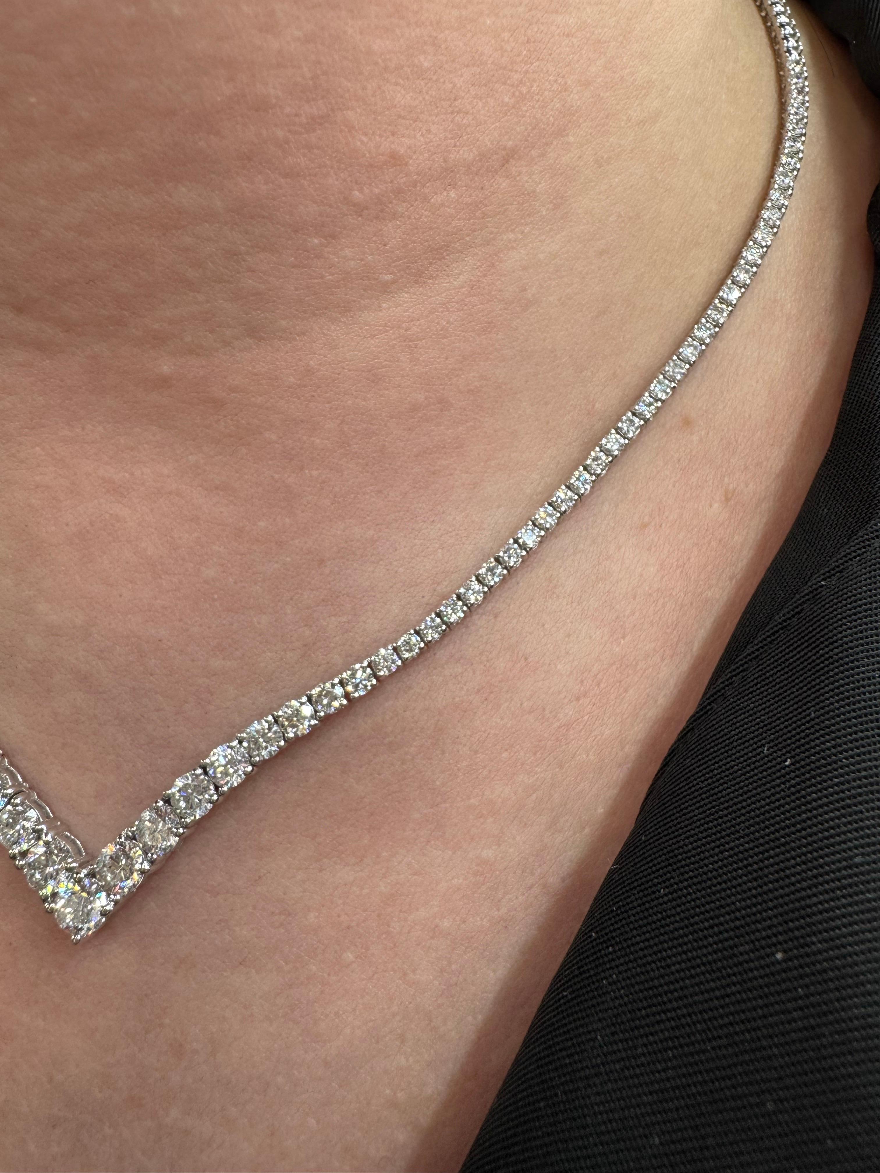Diamant V-förmige abgestufte Halbweg-Tennis-Halskette mit Diamanten 5,40 Karat 14KT Weißgold (Rundschliff) im Angebot