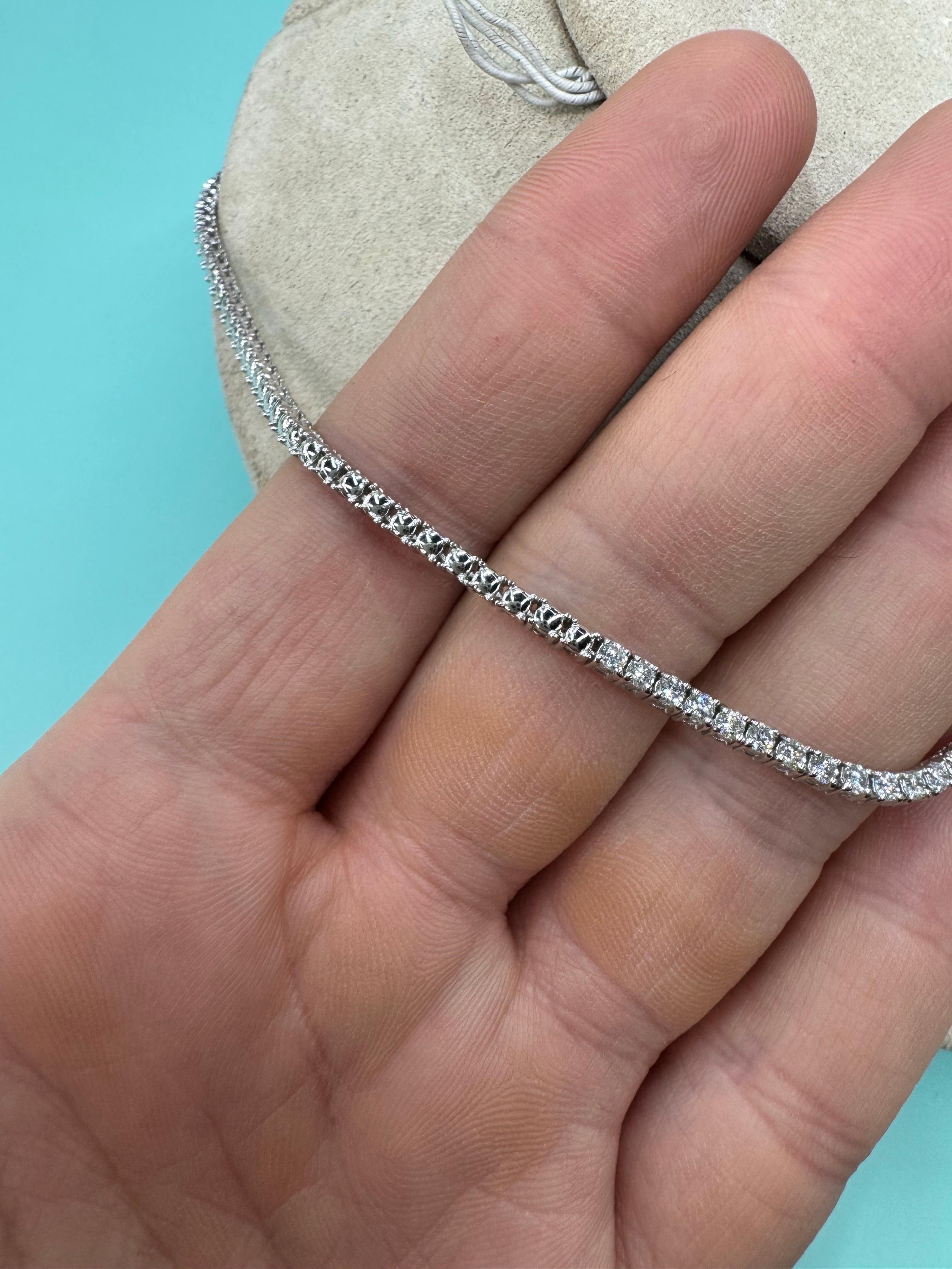 Diamant V-förmige abgestufte Halbweg-Tennis-Halskette mit Diamanten 5,40 Karat 14KT Weißgold im Angebot 1