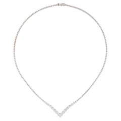 Collier tennis gradué en forme de V de 5,40 carats et or blanc 14 carats