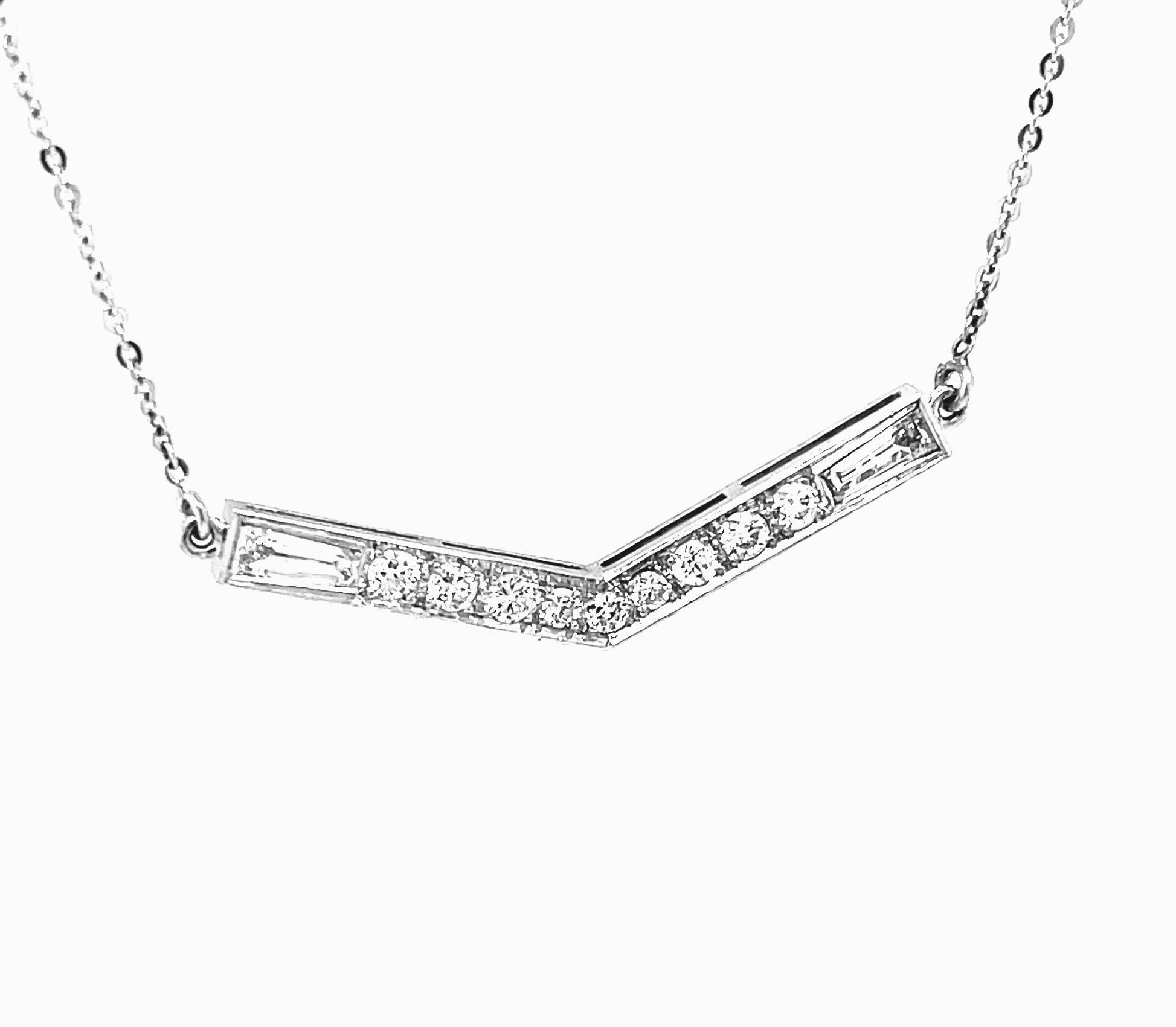 Diamond V-Shaped 1.0 Carat Necklace 18k White Gold In Excellent Condition For Sale In Beverly Hills, CA