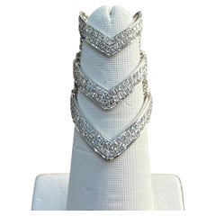 Anillo de oro blanco de 18 quilates con diamantes en forma de V y Chevron