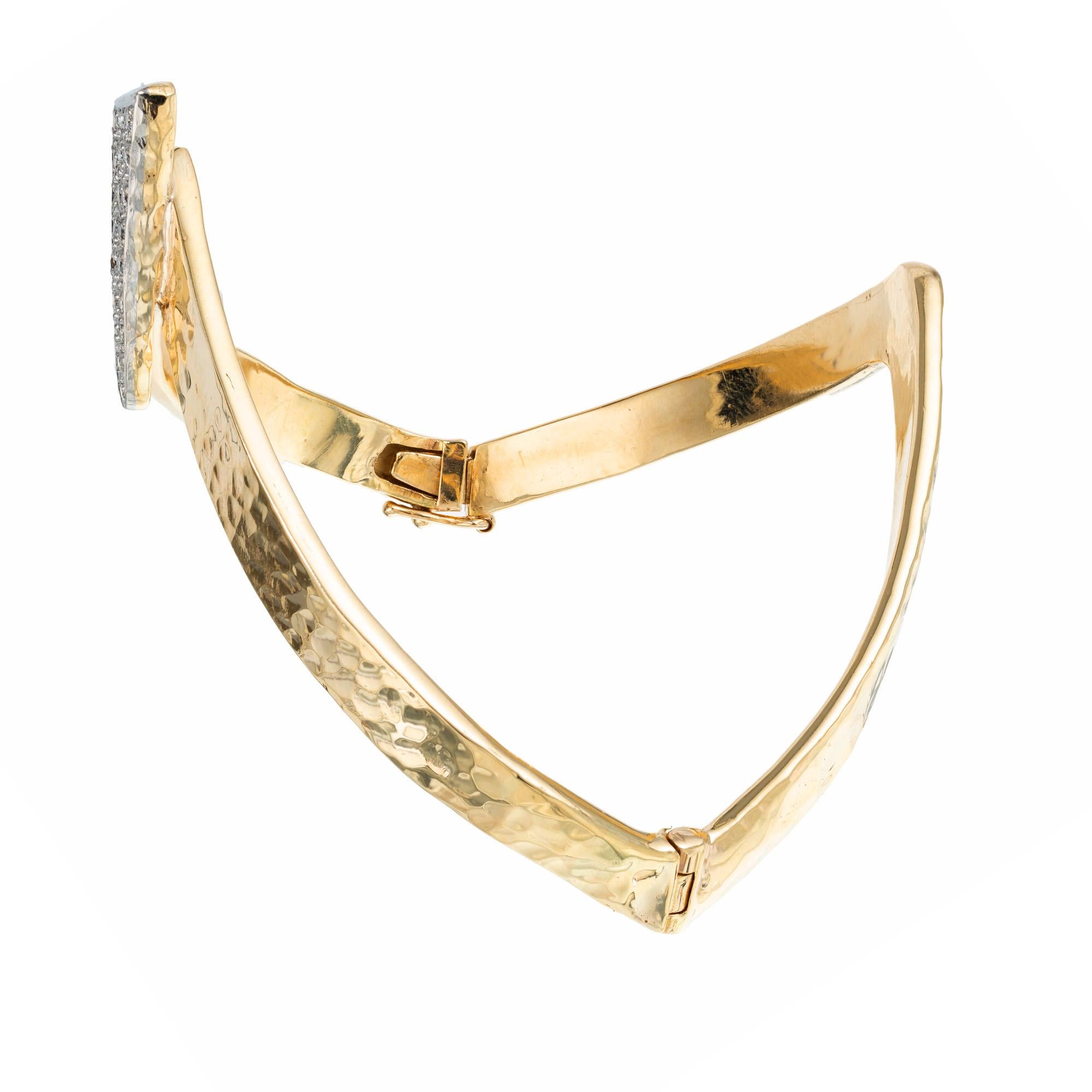 Modernist mid-century 1950's “V” design hinged hammered solid 14k yellow gold bangle bracelet with a pave set 14 white gold diamond center. Exceptional mid-century design. 

19 round full cut diamonds, approx. total weight .26cts, G, VS2 – SI1
14k