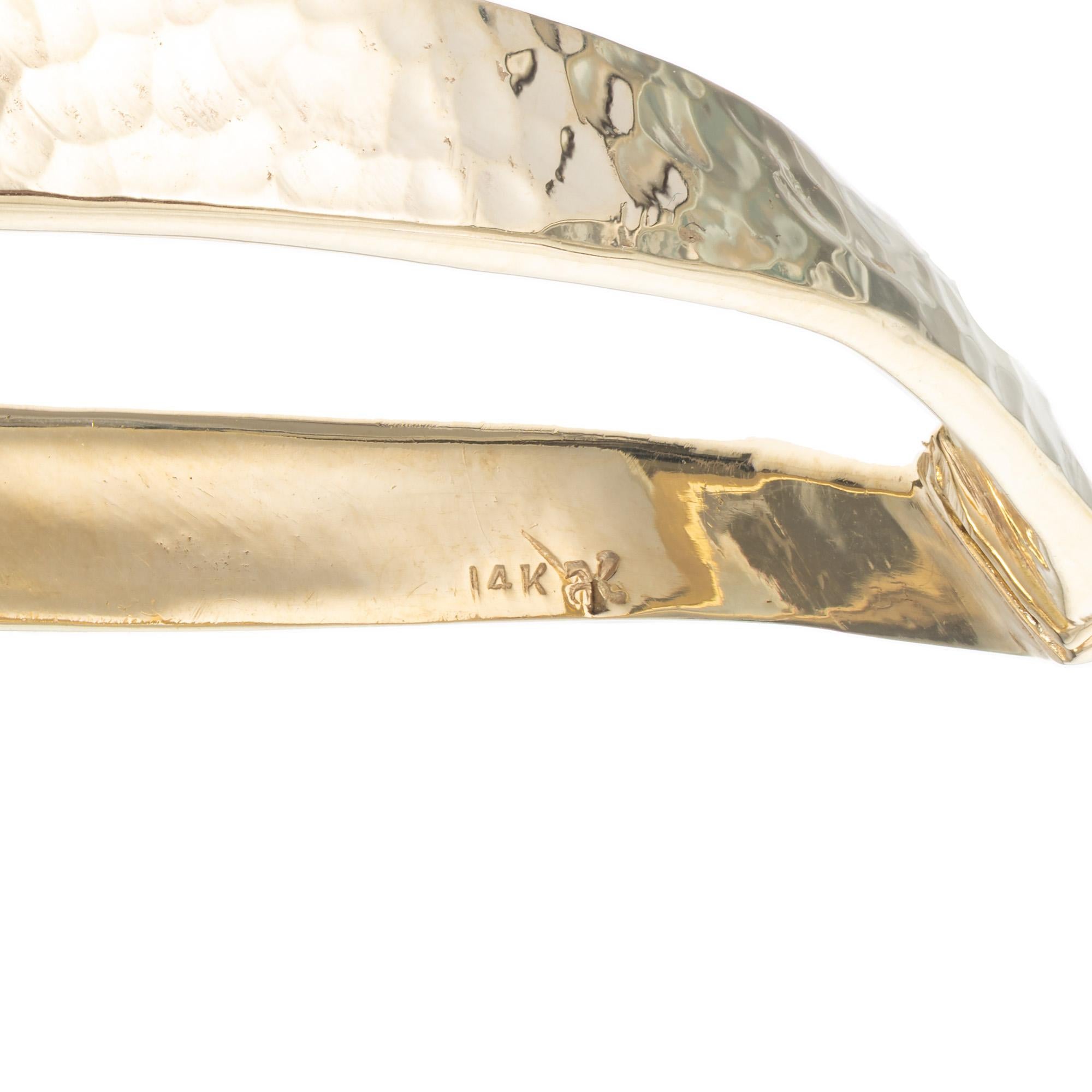 Or « V » avec diamants  Bracelet jonc Bon état - En vente à Stamford, CT