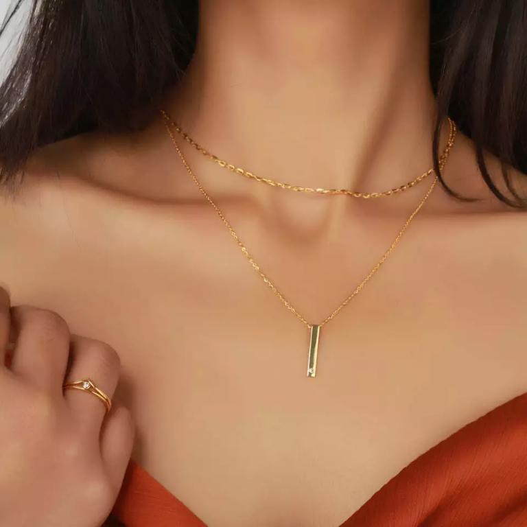 Taille ronde Pendentif à barre verticale en or massif 14 carats avec diamants, finition excellente en vente