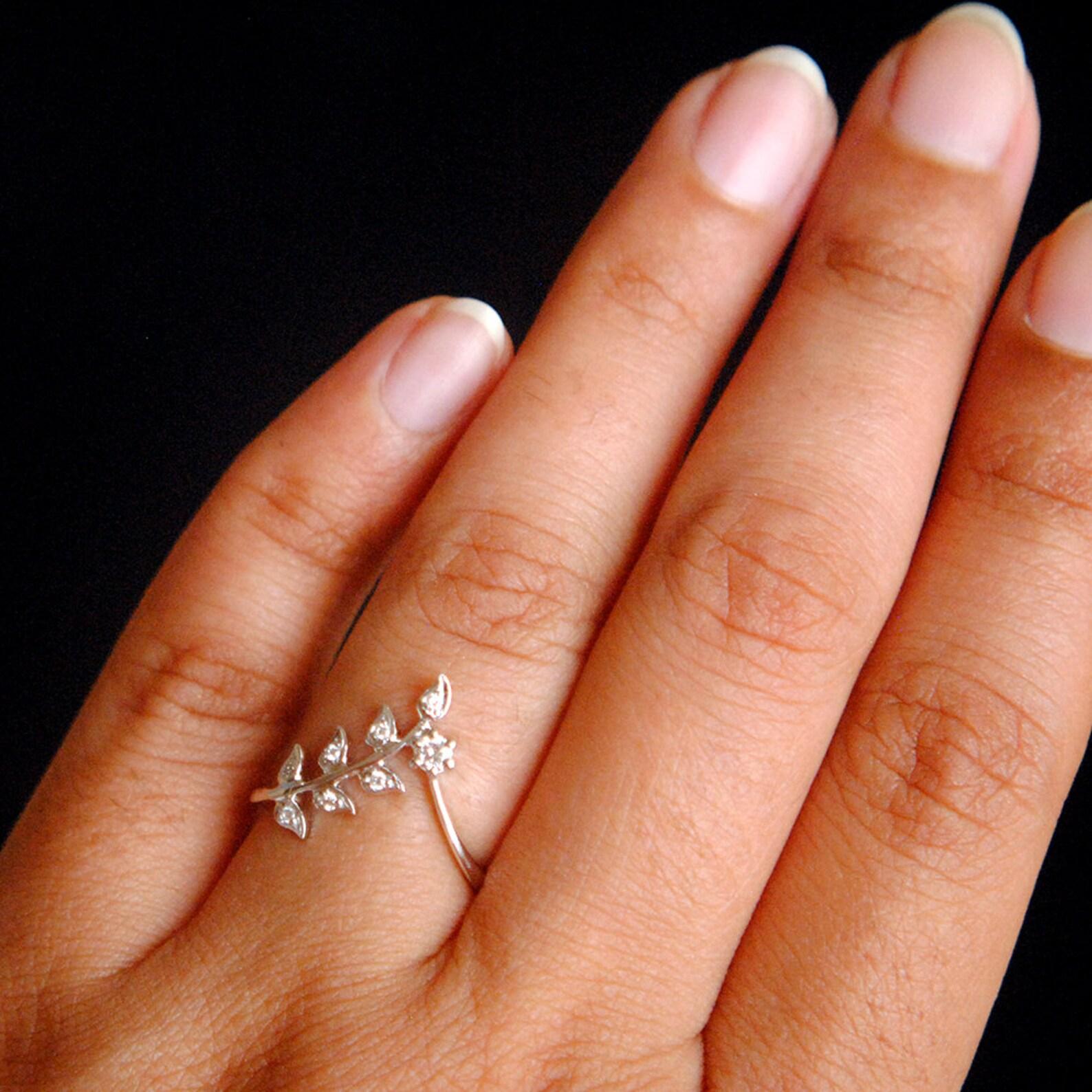 Diamond Vine Leaf Ring 14k Gold Ring Stack Leaf Vine V Band Minimalist Jewellery In New Condition For Sale In Chicago, IL