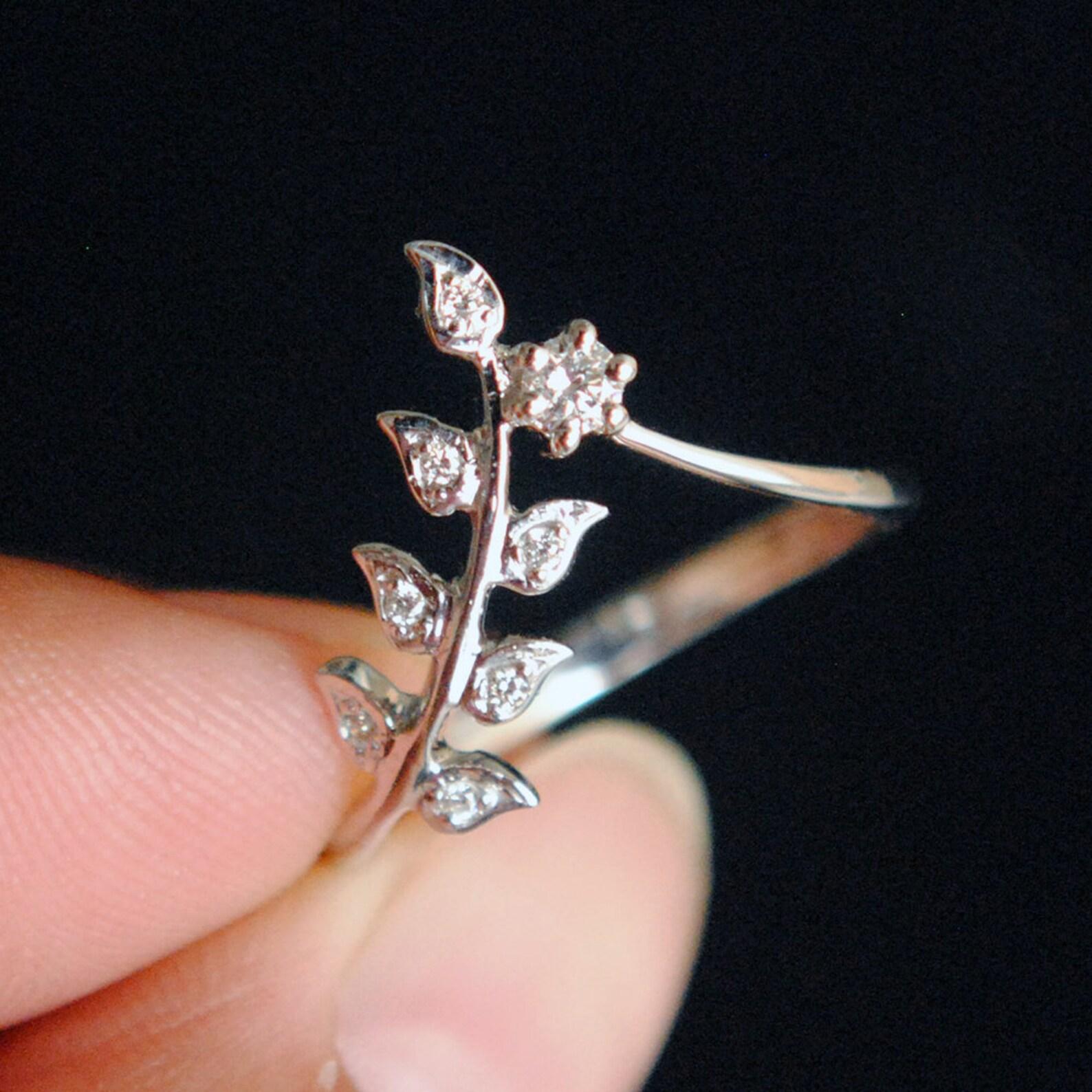 Women's or Men's Diamond Vine Leaf Ring 14k Gold Ring Stack Leaf Vine V Band Minimalist Jewellery For Sale