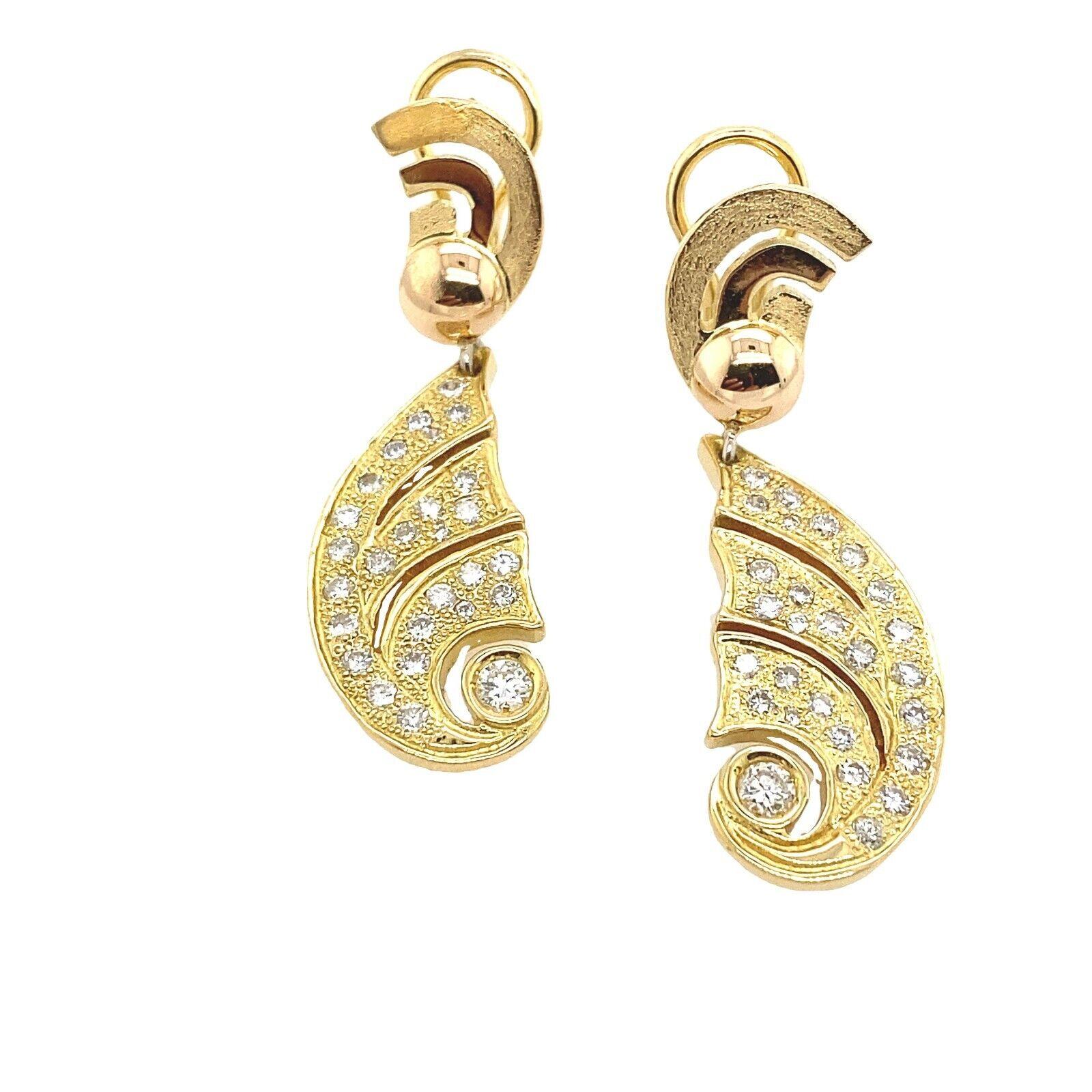 Estos pendientes vintage de diamantes naturales están engastados con 1,0 ct de diamantes redondos talla brillante, engastados en oro amarillo de 18 ct. Los pendientes son una gran elección para las mujeres a las que les gusta llevar joyas con clase