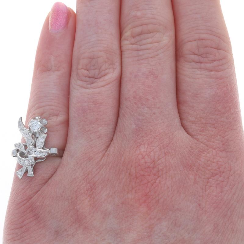 Taglio rotondo Anello a grappolo con diamante vintage a nastro floreale - 950 Brilliante rotondo 0,40 ct. in vendita