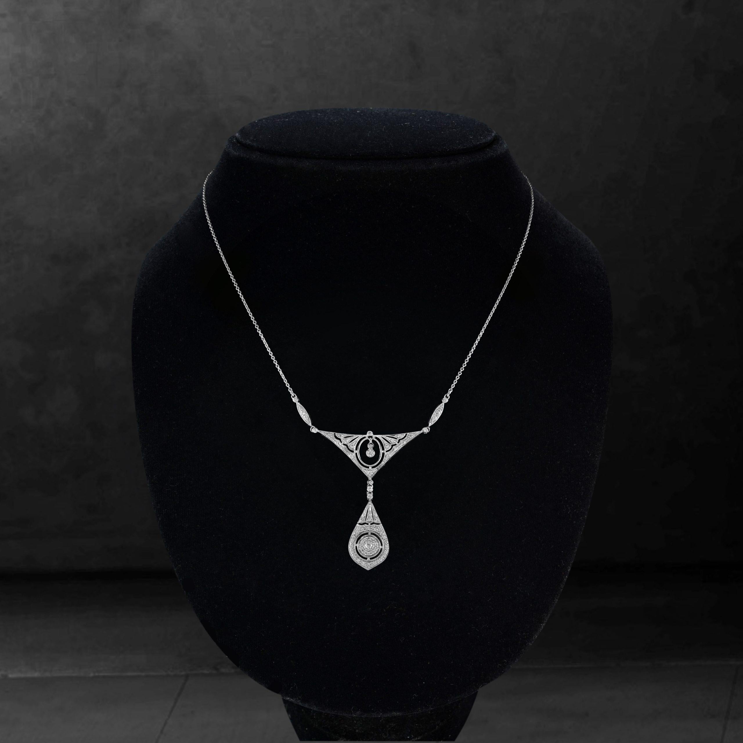 Il ciondolo con diamante in stile Art Deco è un pezzo senza tempo che combina eleganza classica e squisita maestria. Il diamante brillante è al centro della scena e irradia una brillantezza scintillante, mentre il design di ispirazione antica
