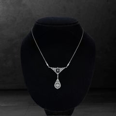 Collana con diamante d'ispirazione edoardiana in oro bianco con pettorina e principessa