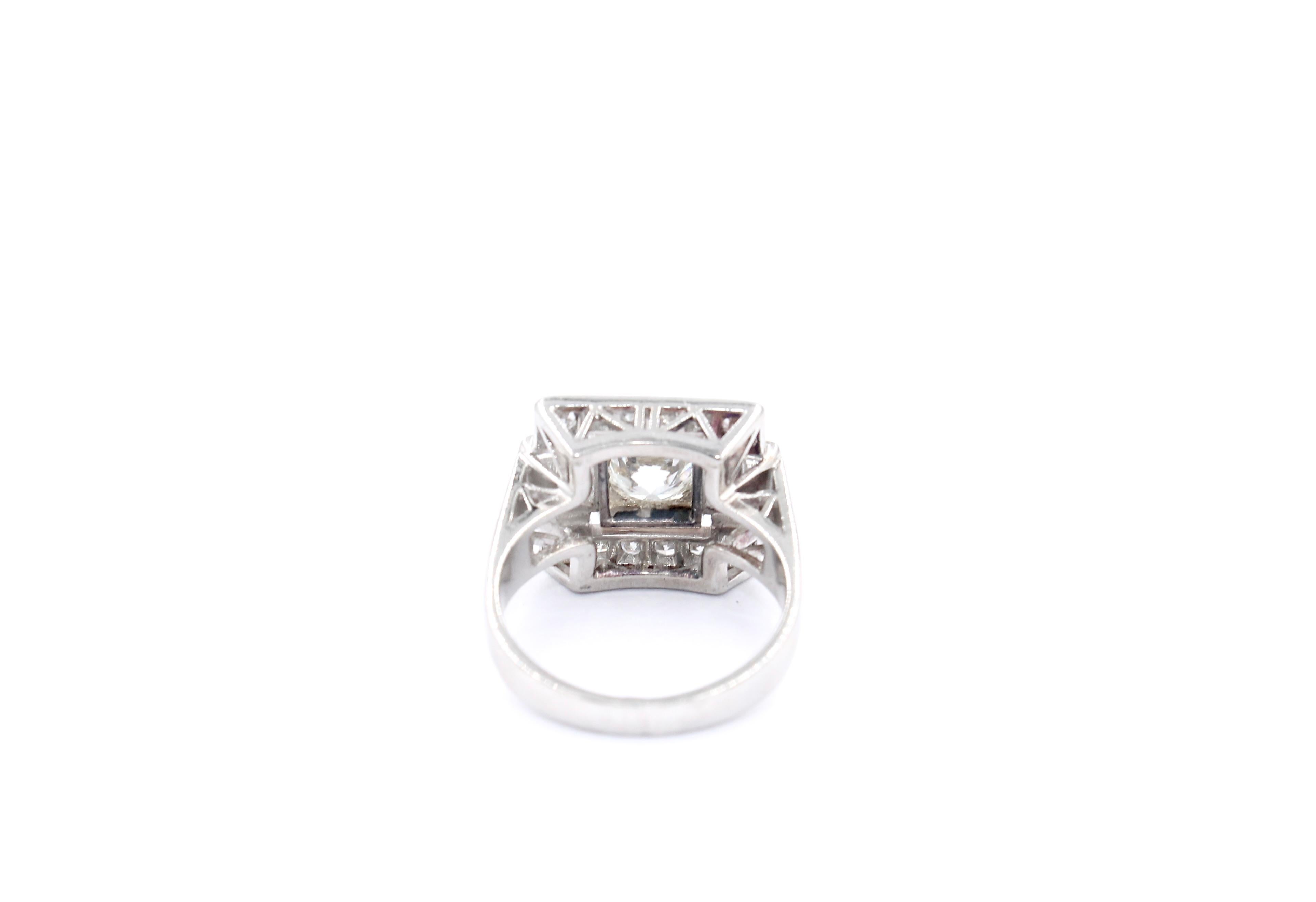 Diamond Vintage ring circa 1950 with 1.08 Carat center diamond  In Excellent Condition For Sale In Uccle, BE