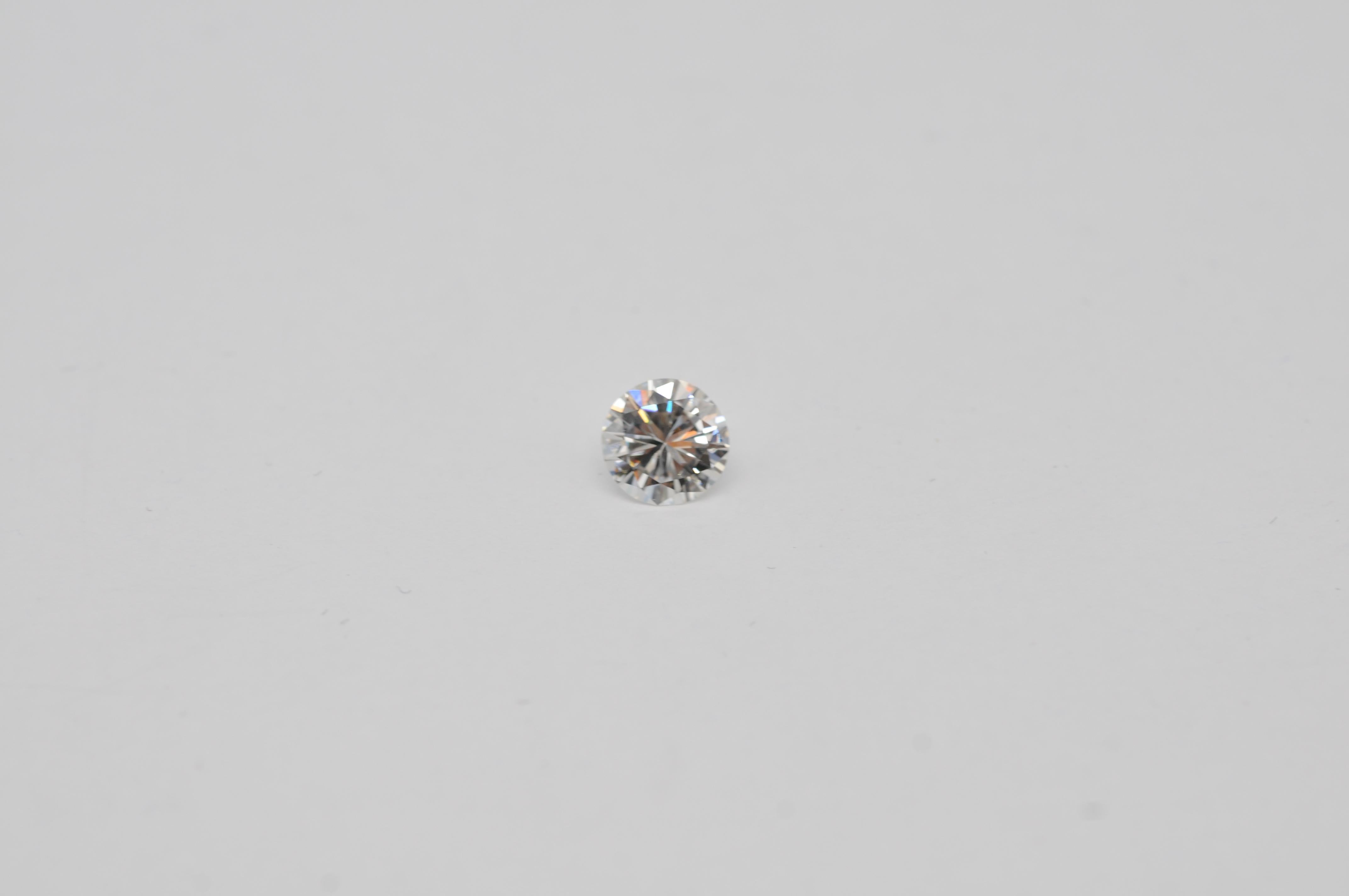 Details zum Diamanten:

Karat: 0,57
Reinheit: VVS2 (Very Very Slightly Included, mit winzigen Einschlüssen, die nur unter 10-facher Vergrößerung sichtbar sind)
Farbe: E (Außergewöhnliches Weiß)
Schnitt: Gut
Form: Brillant-Schliff
Zusätzliche