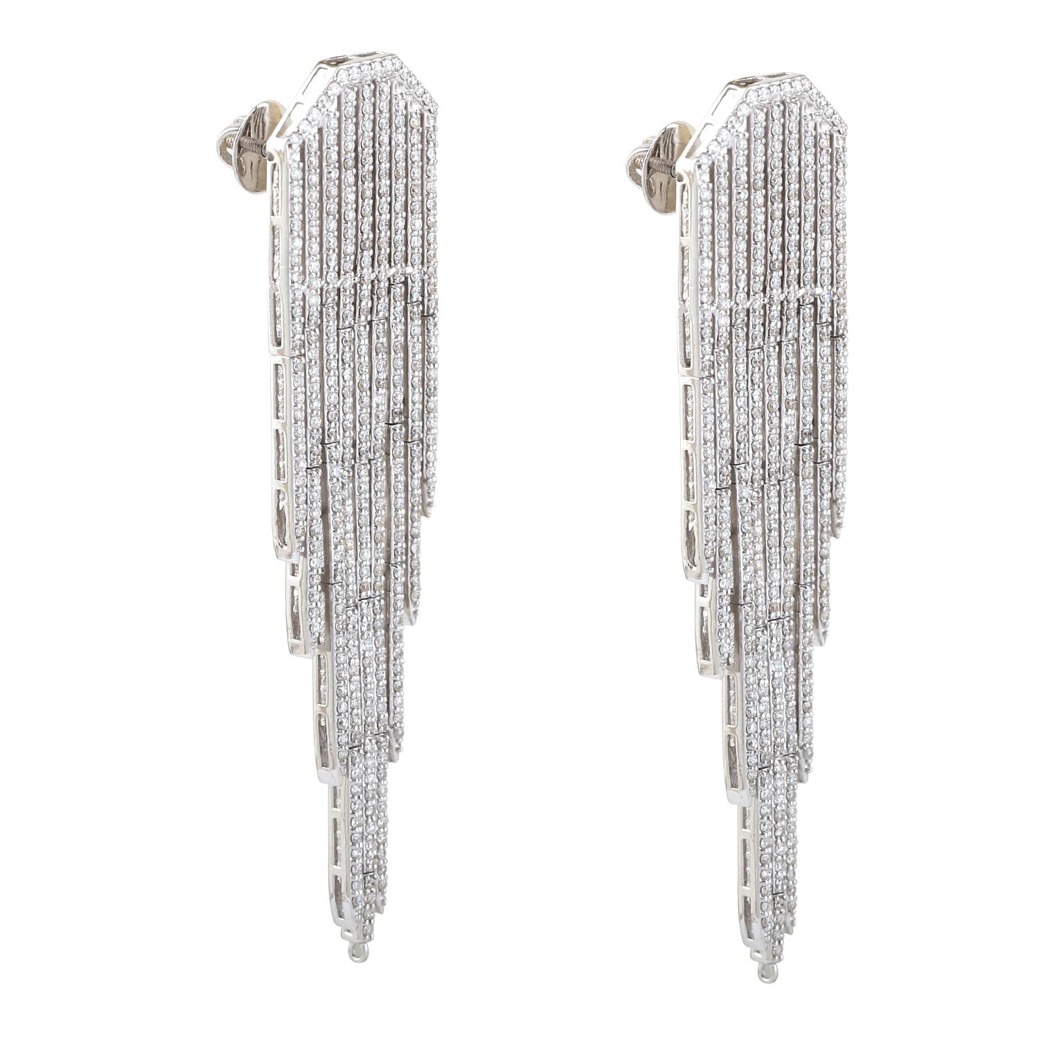 Artigiano Orecchini a lampadario con diamanti a cascata in oro bianco 14k in vendita