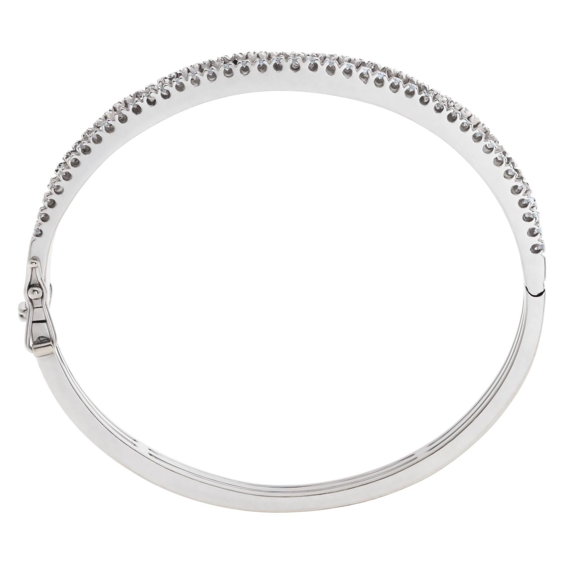 Bracelet jonc vague en or blanc 14 carats avec diamants d'environ 2 carats en vente 1