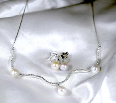 Diamond Wave Necklace with Pearls in 18 Karat White Gold