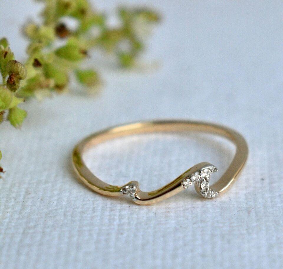 Diamond Wave Ring 14k Gold Ocean Tide Current Band Wave Surfer Ring Ocean Lover. In New Condition For Sale In Chicago, IL