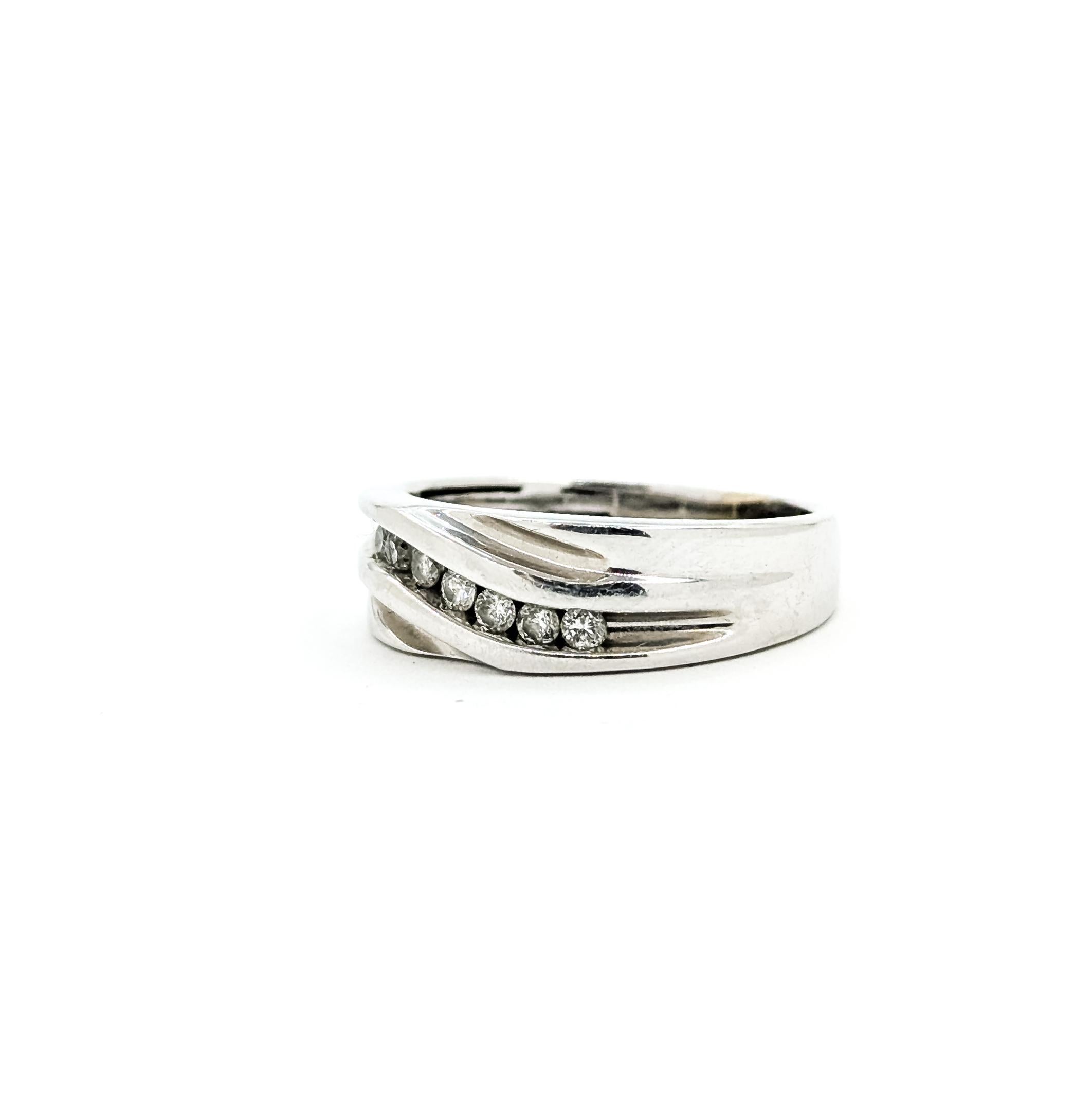 Contemporaneo Anello Wave con diamante in oro bianco 10 carati in vendita