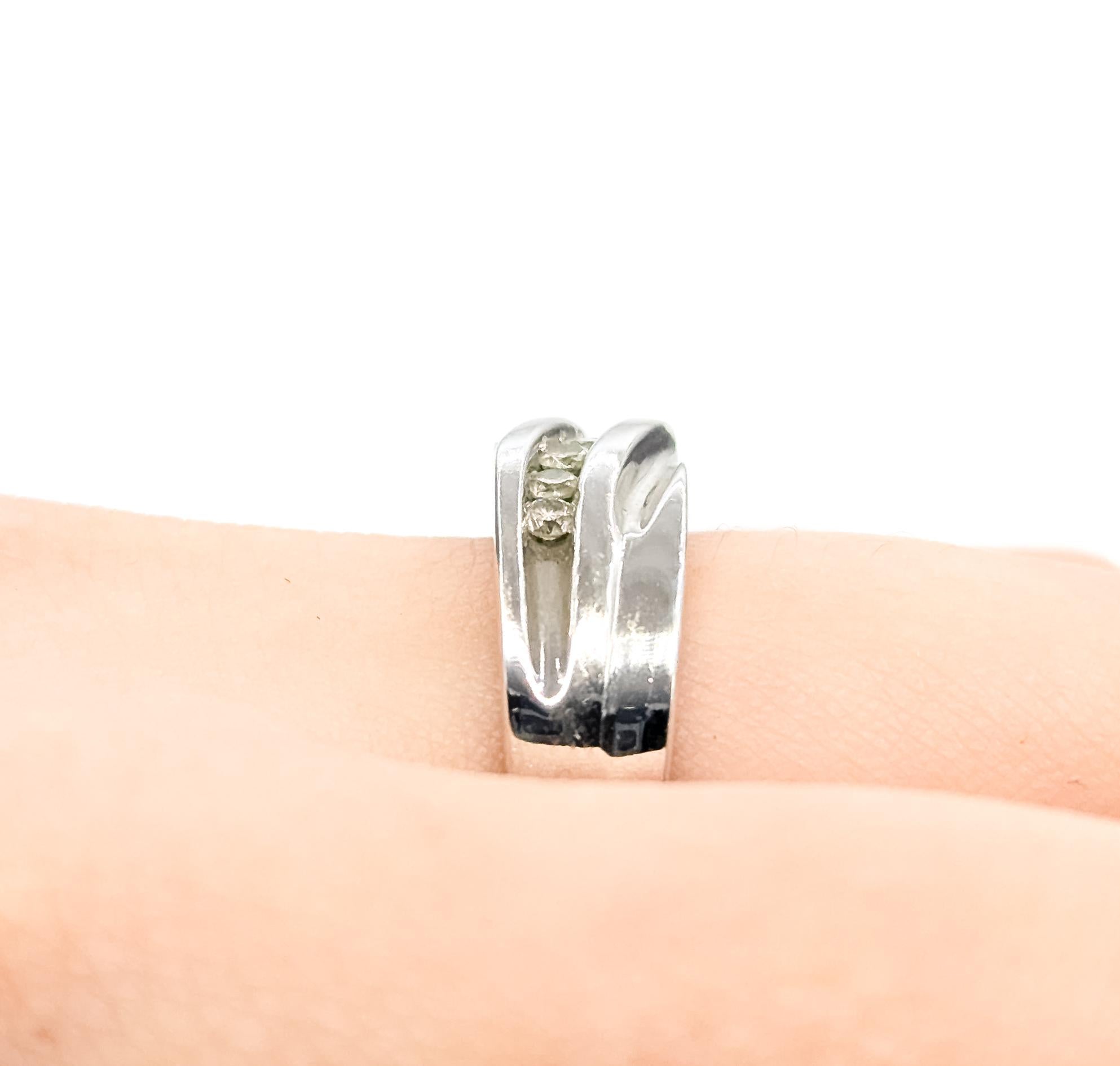 Taglio rotondo Anello Wave con diamante in oro bianco 10 carati in vendita