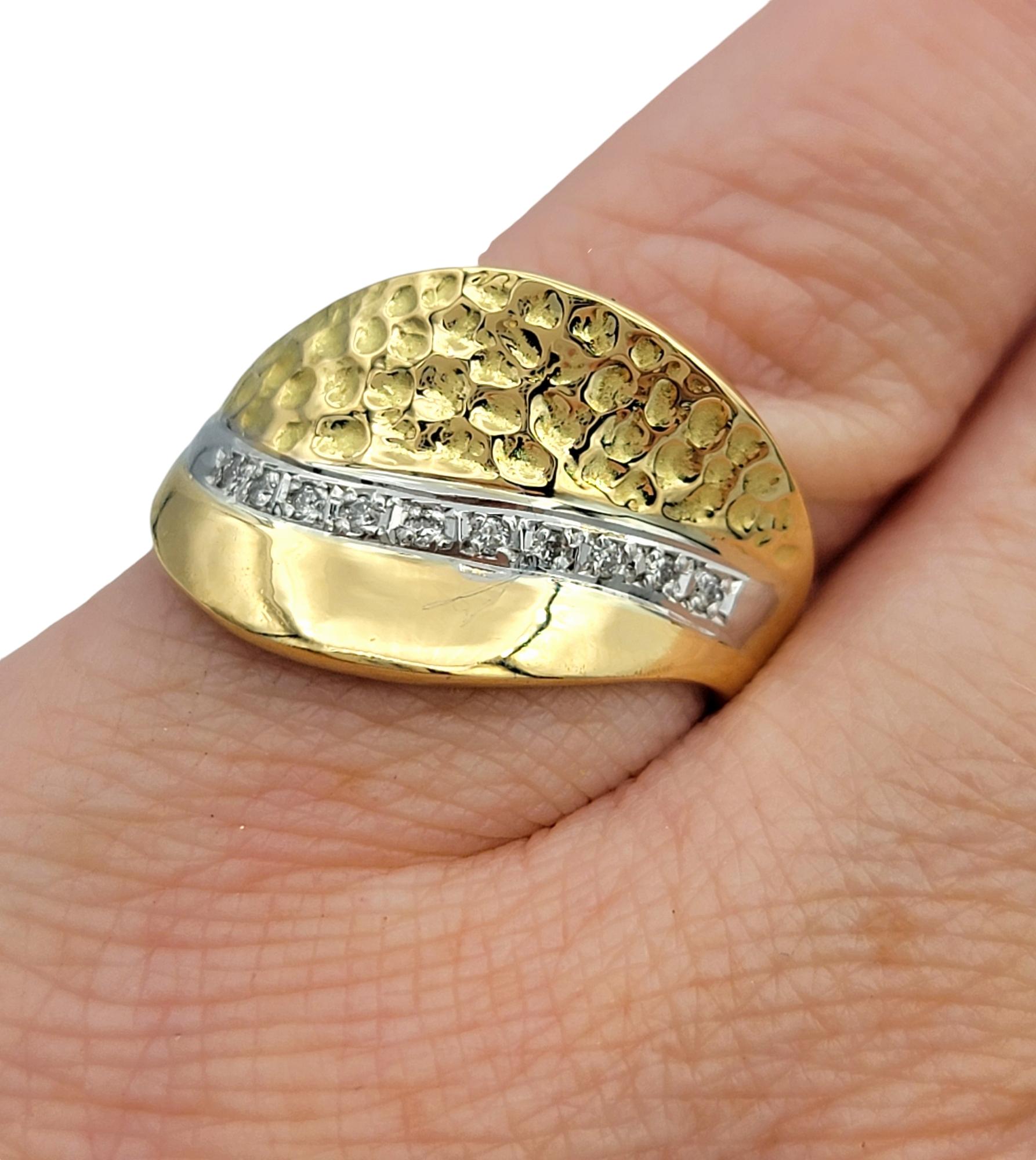 Bague vague martelée et polie en or jaune 18 carats et platine en vente 4