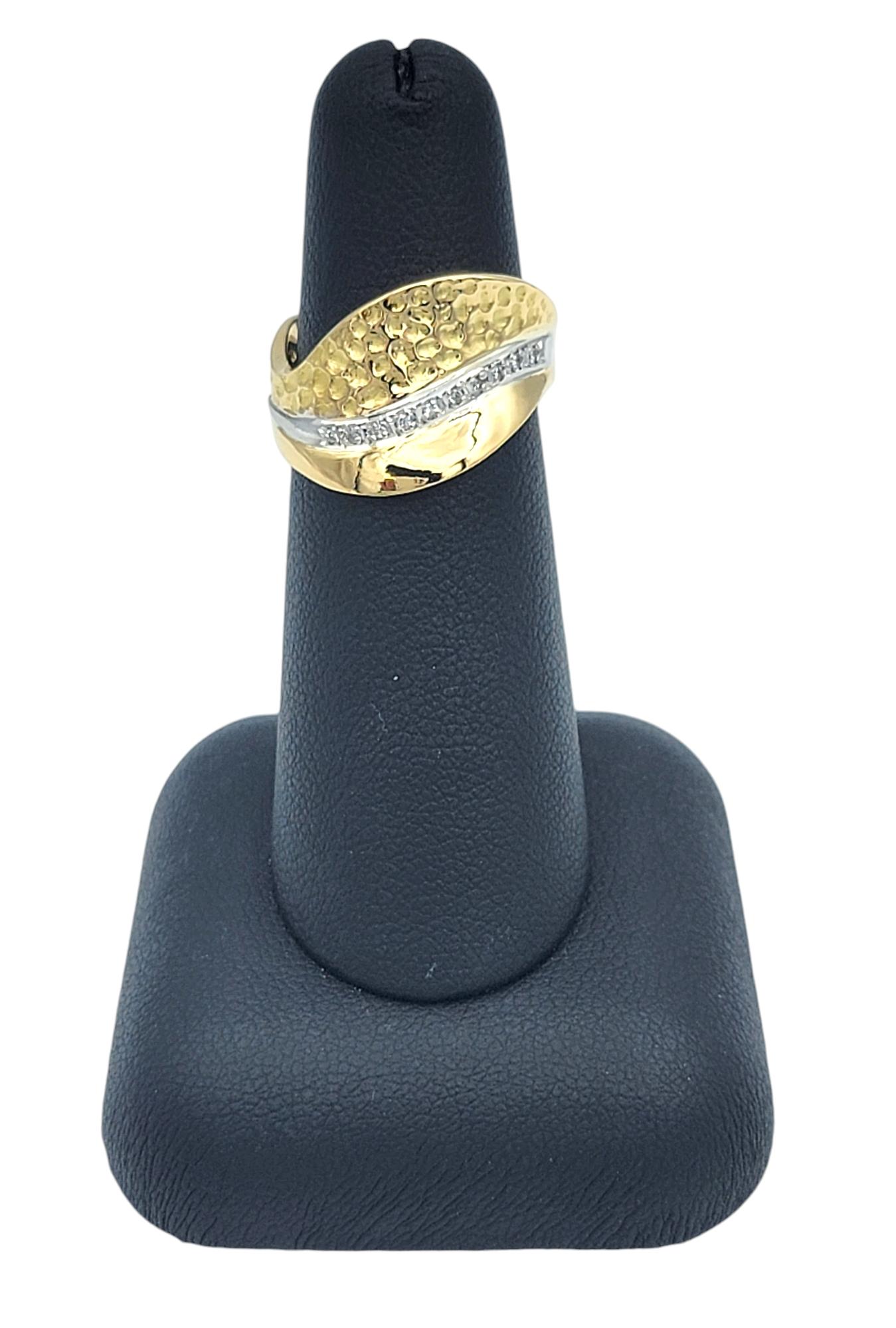 Bague vague martelée et polie en or jaune 18 carats et platine en vente 5