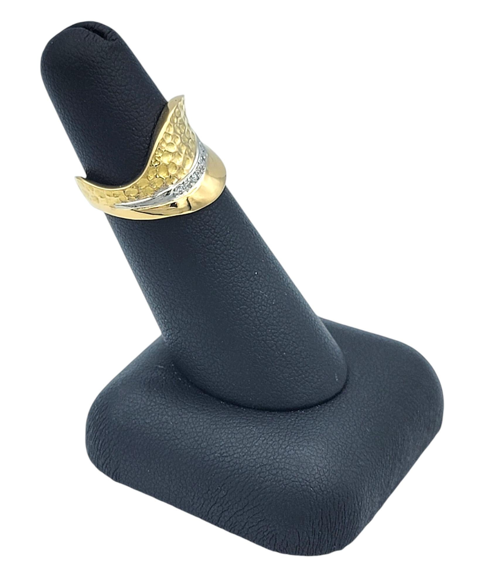 Bague vague martelée et polie en or jaune 18 carats et platine en vente 6