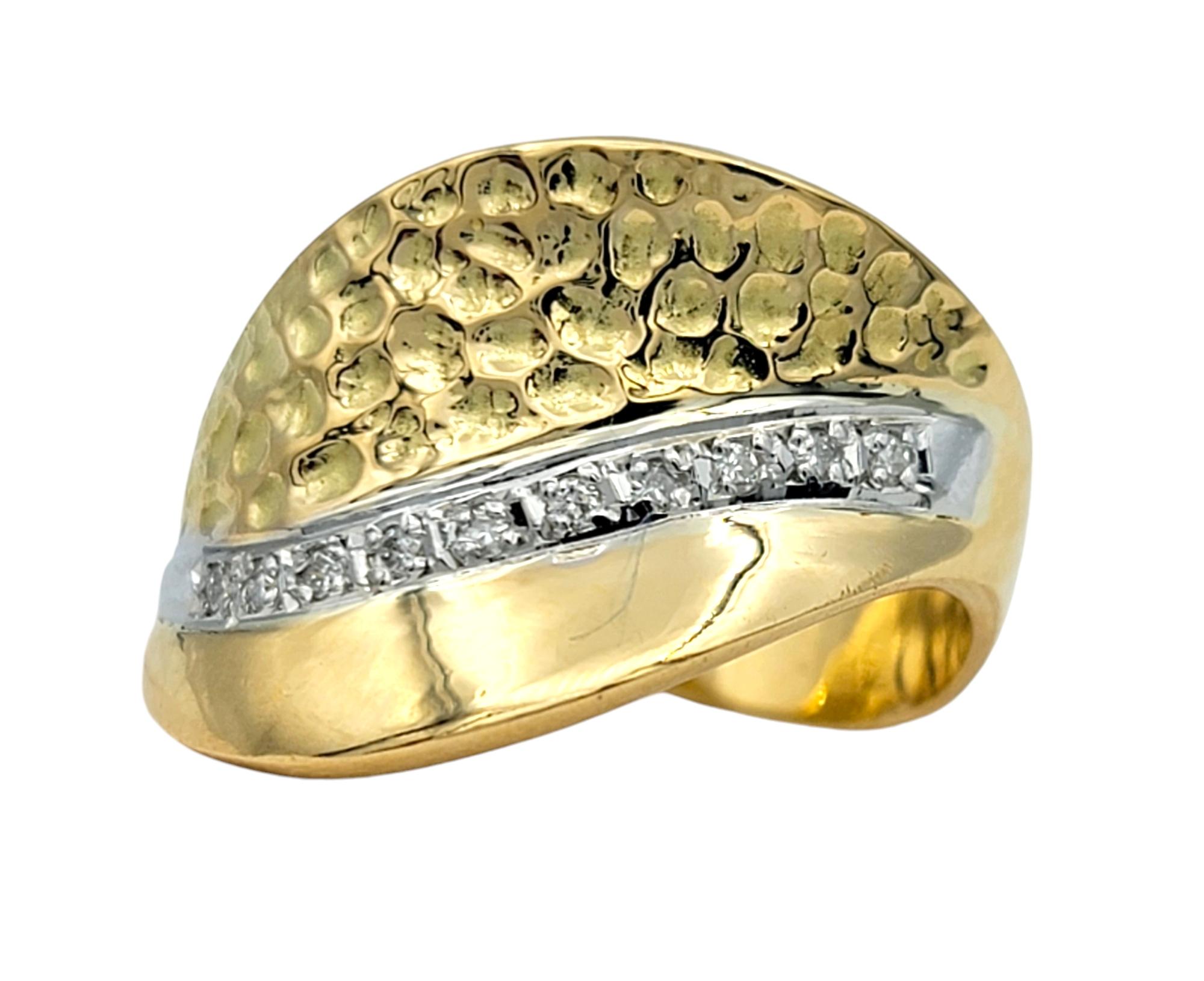Taille de l'anneau : 5.75

Cette exquise bague à anneau ondulé combine magnifiquement la chaleur de l'or jaune 18 carats et l'éclat froid du platine. Le long du centre, des diamants ronds étincelants sont délicatement sertis dans une bande de