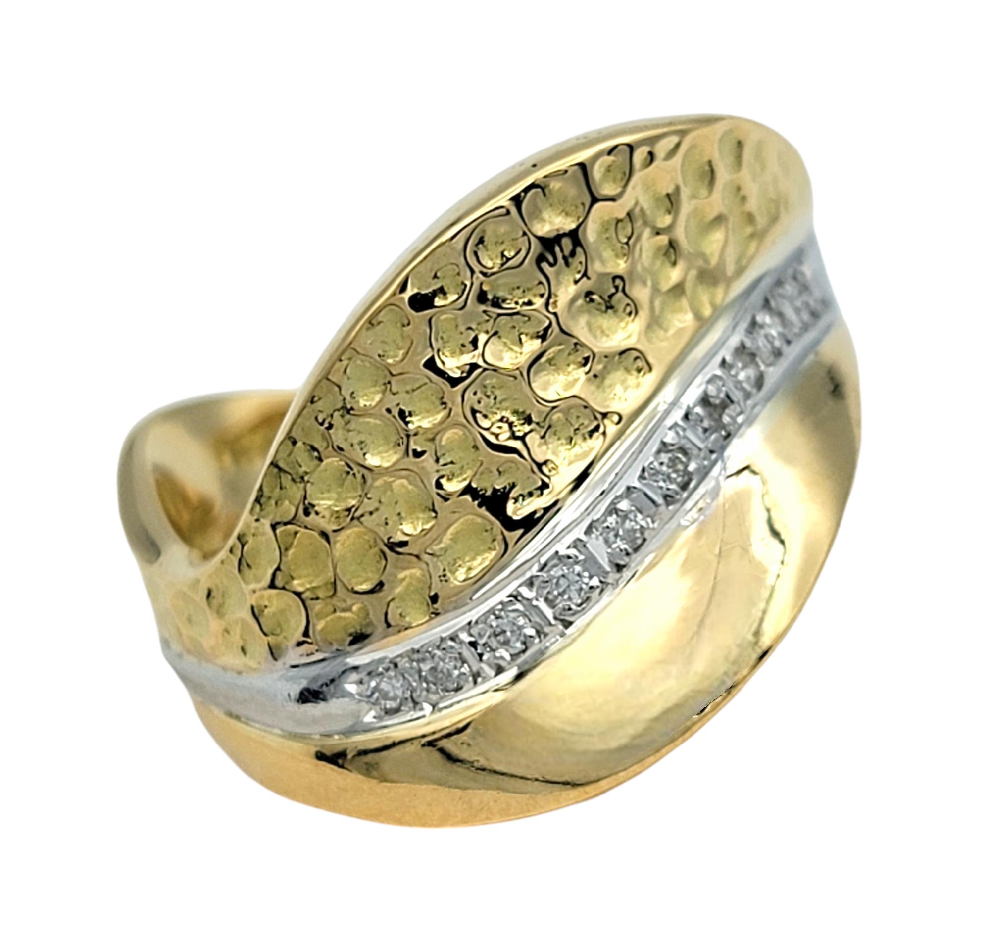 Contemporain Bague vague martelée et polie en or jaune 18 carats et platine en vente