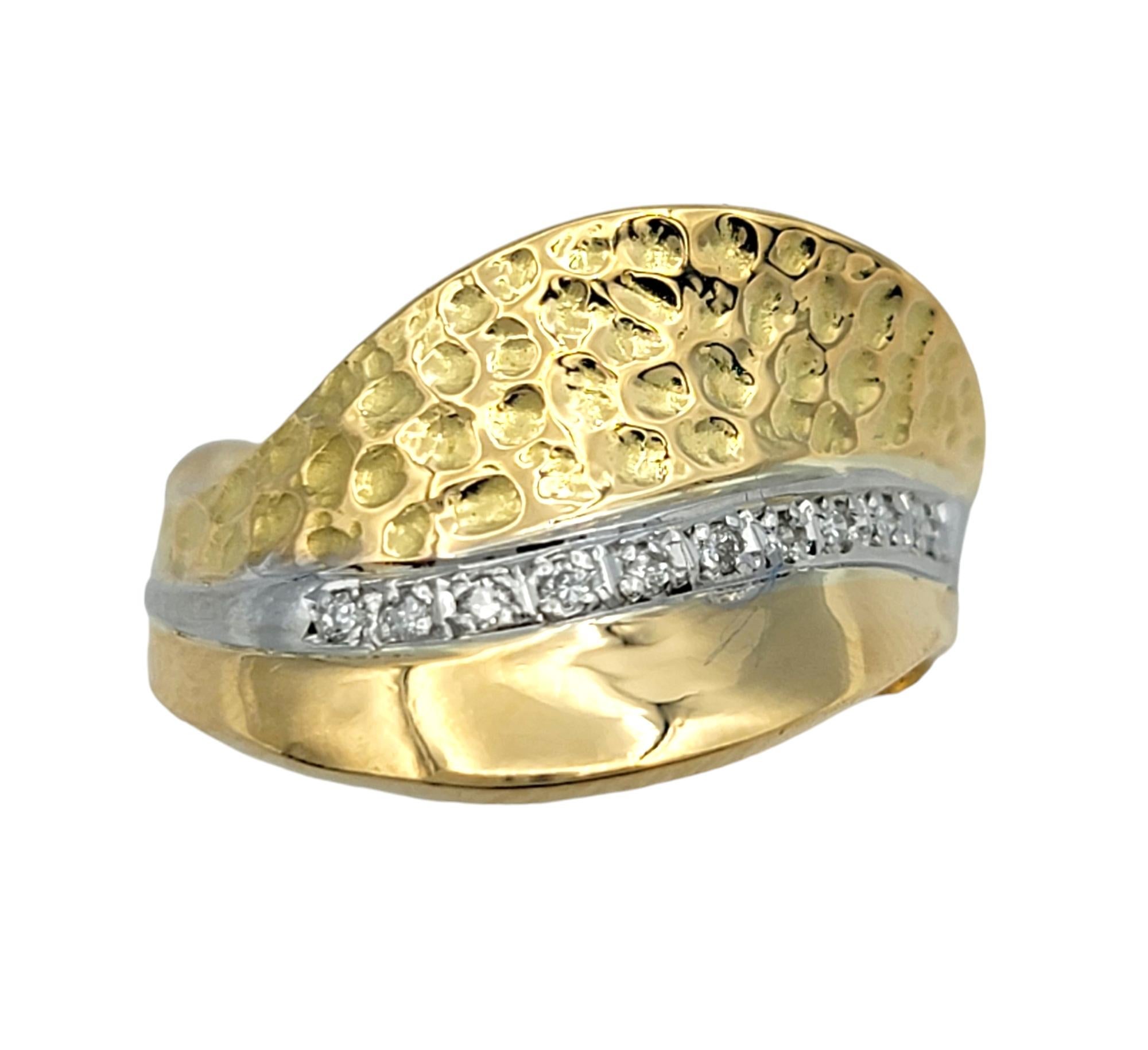 Taille ronde Bague vague martelée et polie en or jaune 18 carats et platine en vente