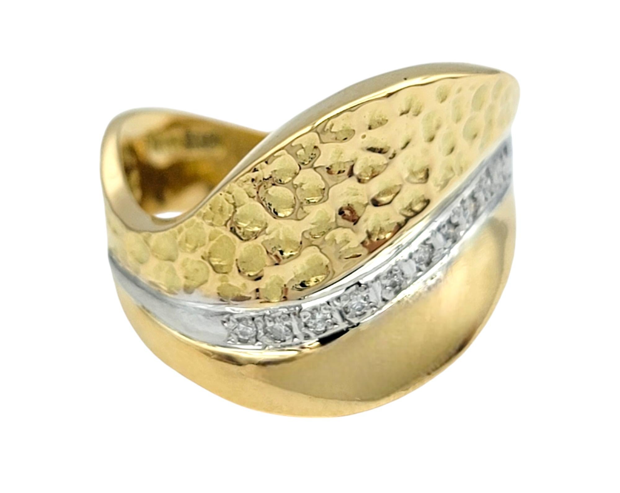 Bague vague martelée et polie en or jaune 18 carats et platine Bon état - En vente à Scottsdale, AZ