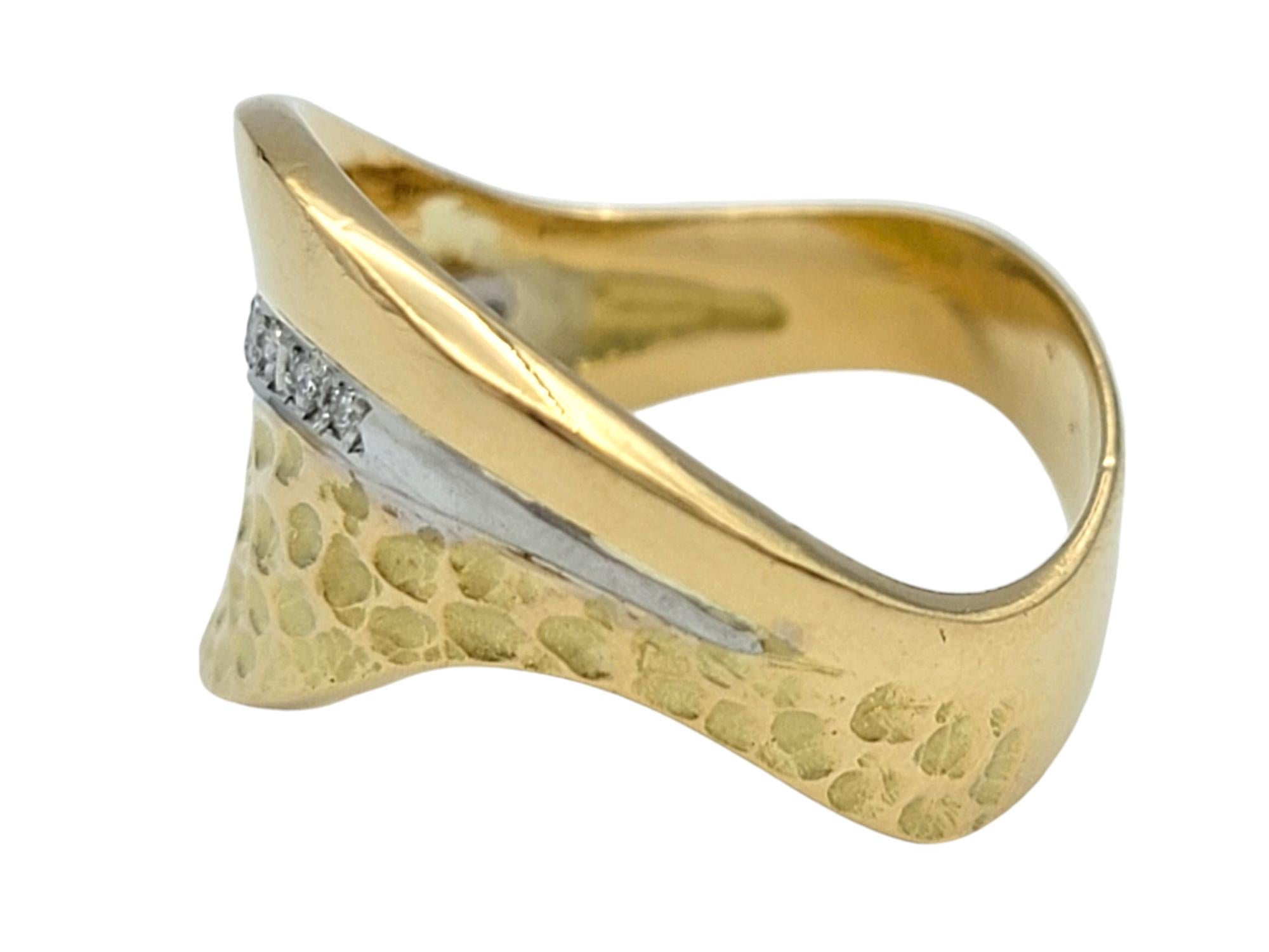 Bague vague martelée et polie en or jaune 18 carats et platine Pour femmes en vente