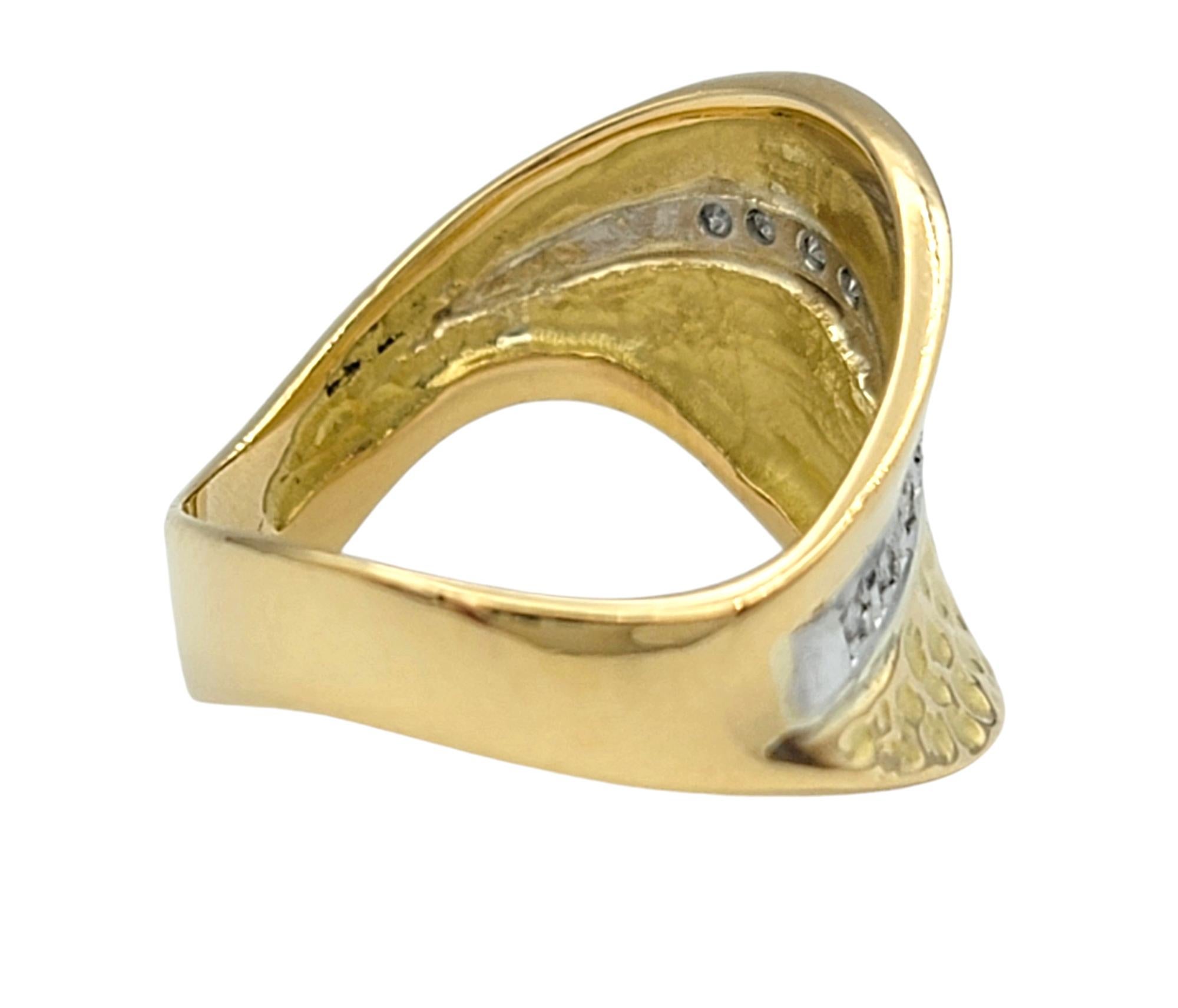 Bague vague martelée et polie en or jaune 18 carats et platine en vente 1
