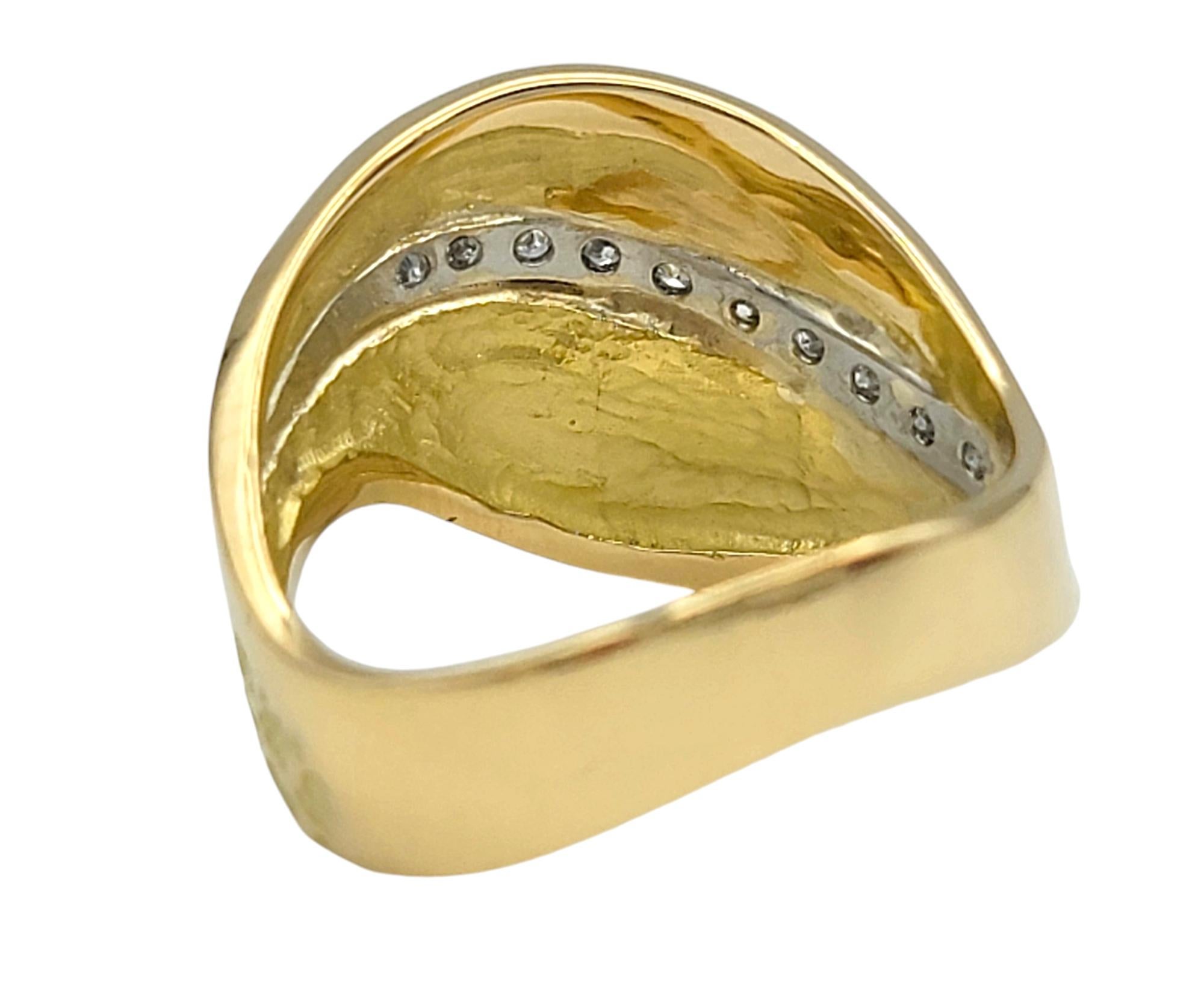 Bague vague martelée et polie en or jaune 18 carats et platine en vente 2