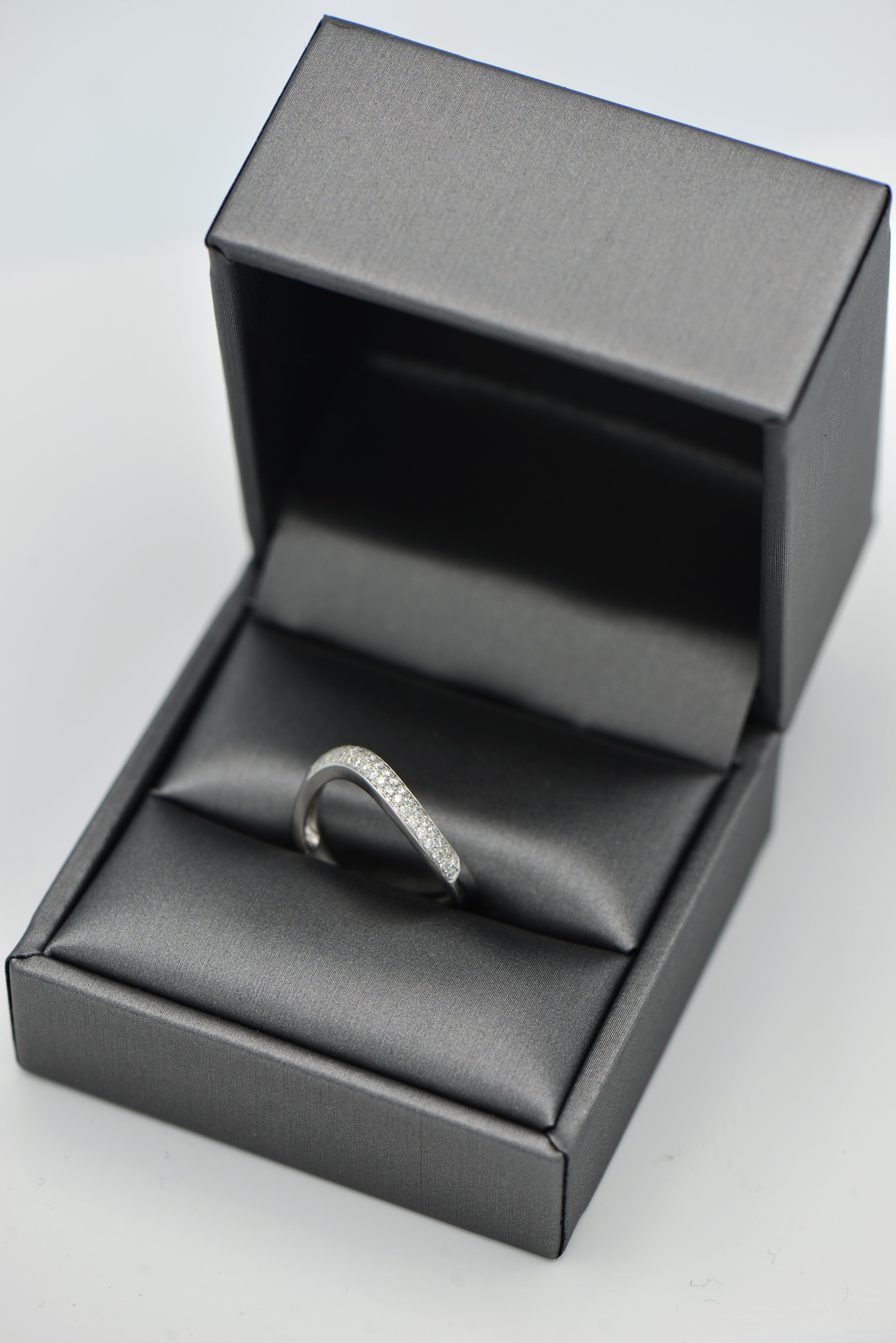 Contemporaneo Anello a onda con diamante in oro bianco in vendita