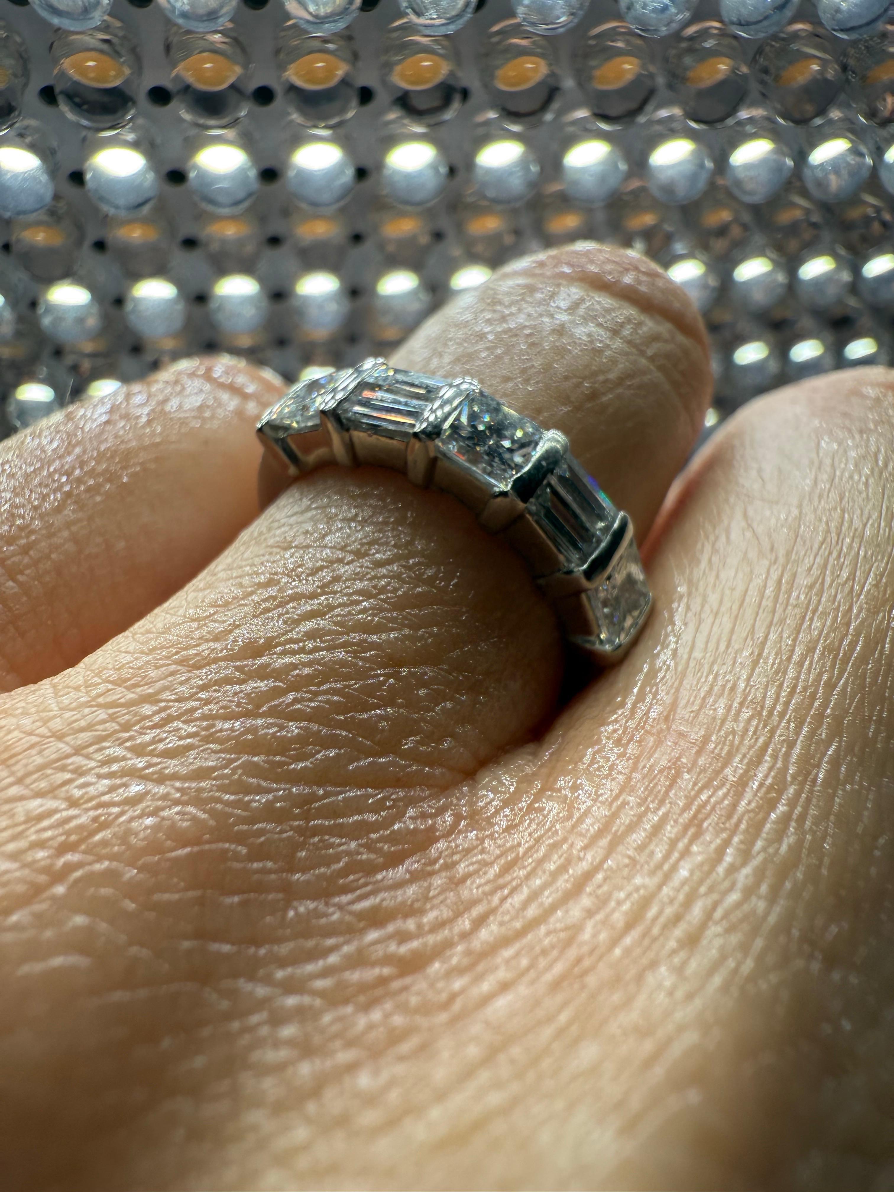 Atemberaubender Ehering aus Platin, gefertigt mit erstklassigen Diamanten und moderner Fassung! Wiegt 6,96 Gramm. Die Größenänderung ist kostenlos, bitte senden Sie uns Ihre Größe beim Kauf!

WAS SIE BEI STAMPAR JEWELERS BEKOMMEN:
Stampar Jewelers,
