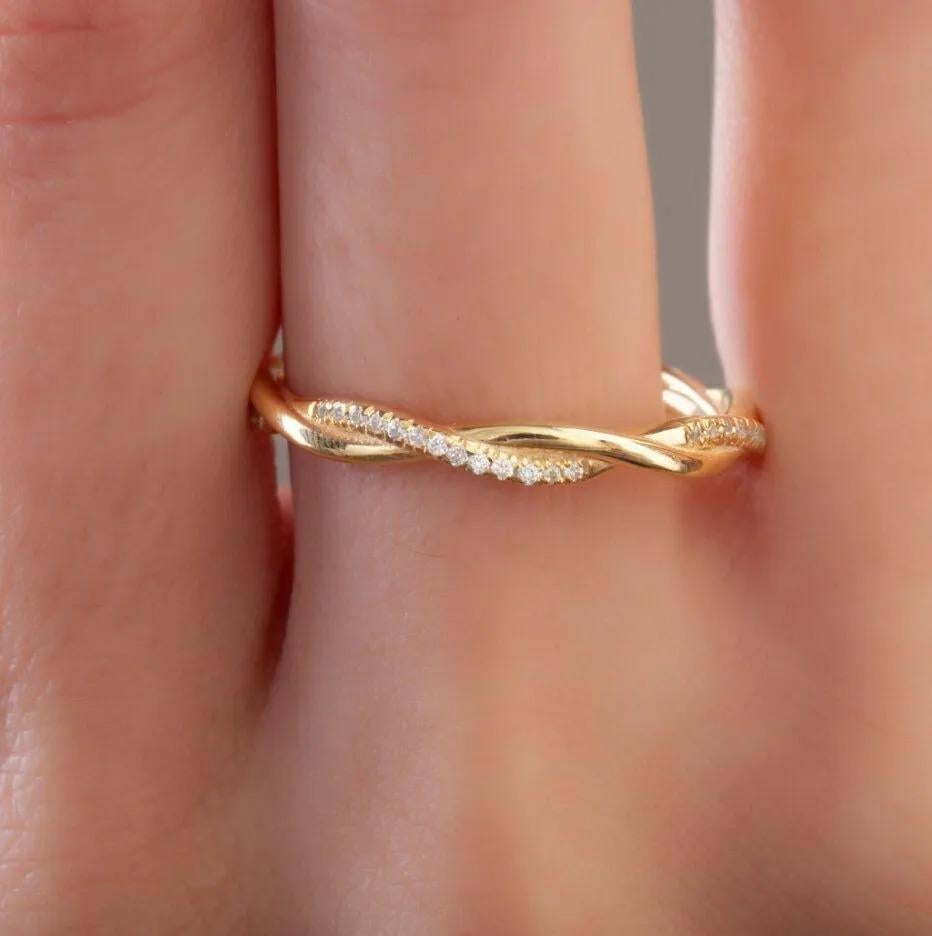 Fede nuziale con diamante in oro massiccio 14K Anello a fascia ritorta per donne A. Valentin. in vendita 4