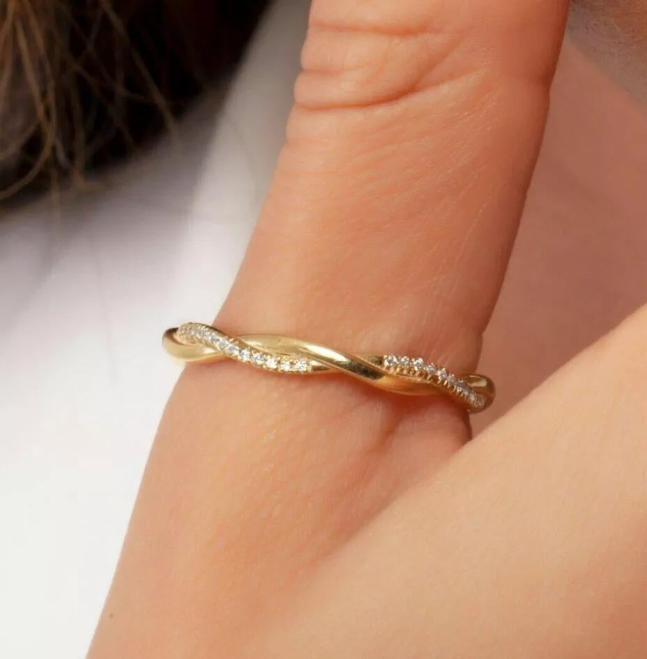 Fede nuziale con diamante in oro massiccio 14K Anello a fascia ritorta per donne A. Valentin. in vendita 3