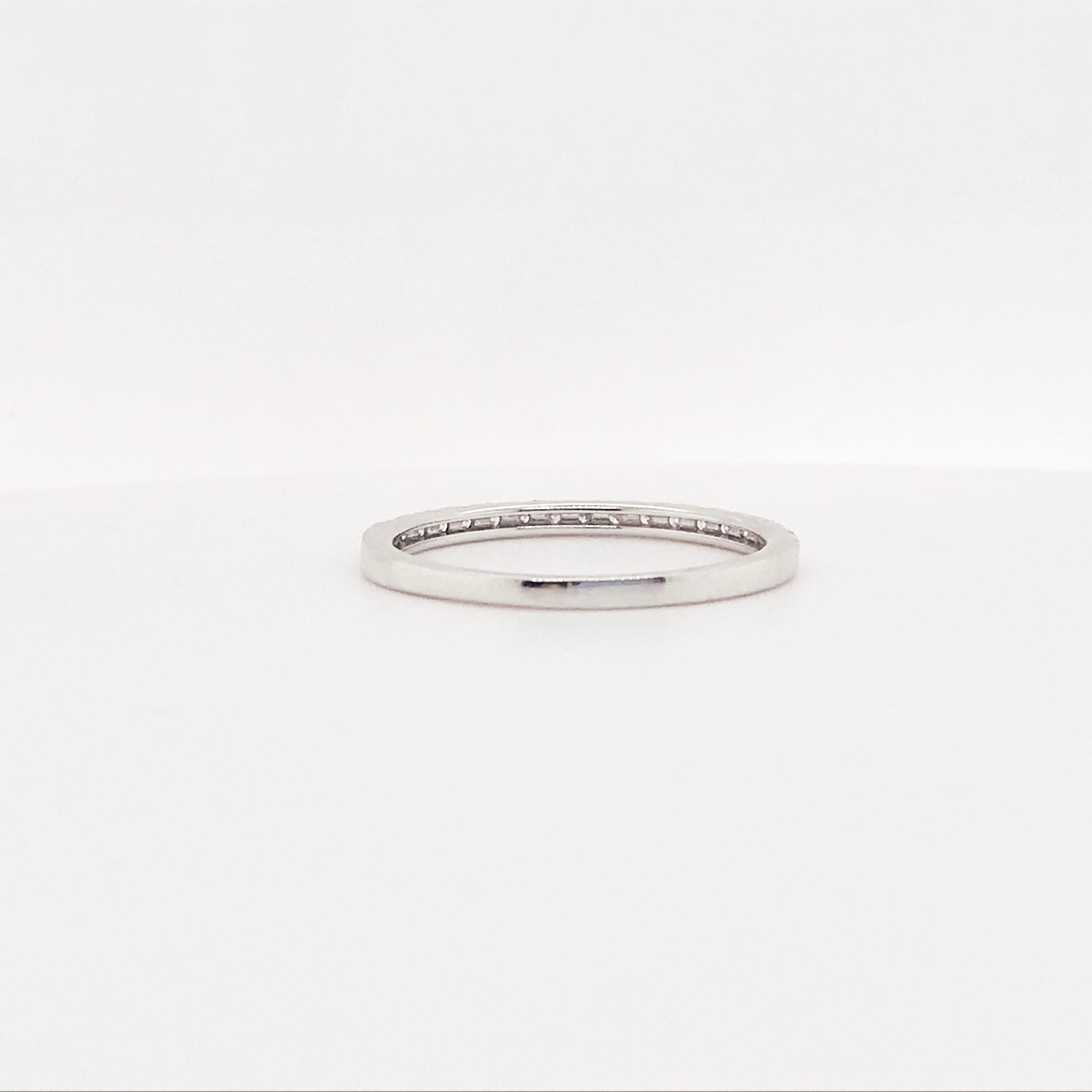 Diamant-Hochzeitsring, 14 Karat Weißgold Diamant 1/2 Halbring, stapelbarer Ring im Zustand „Neu“ im Angebot in Austin, TX