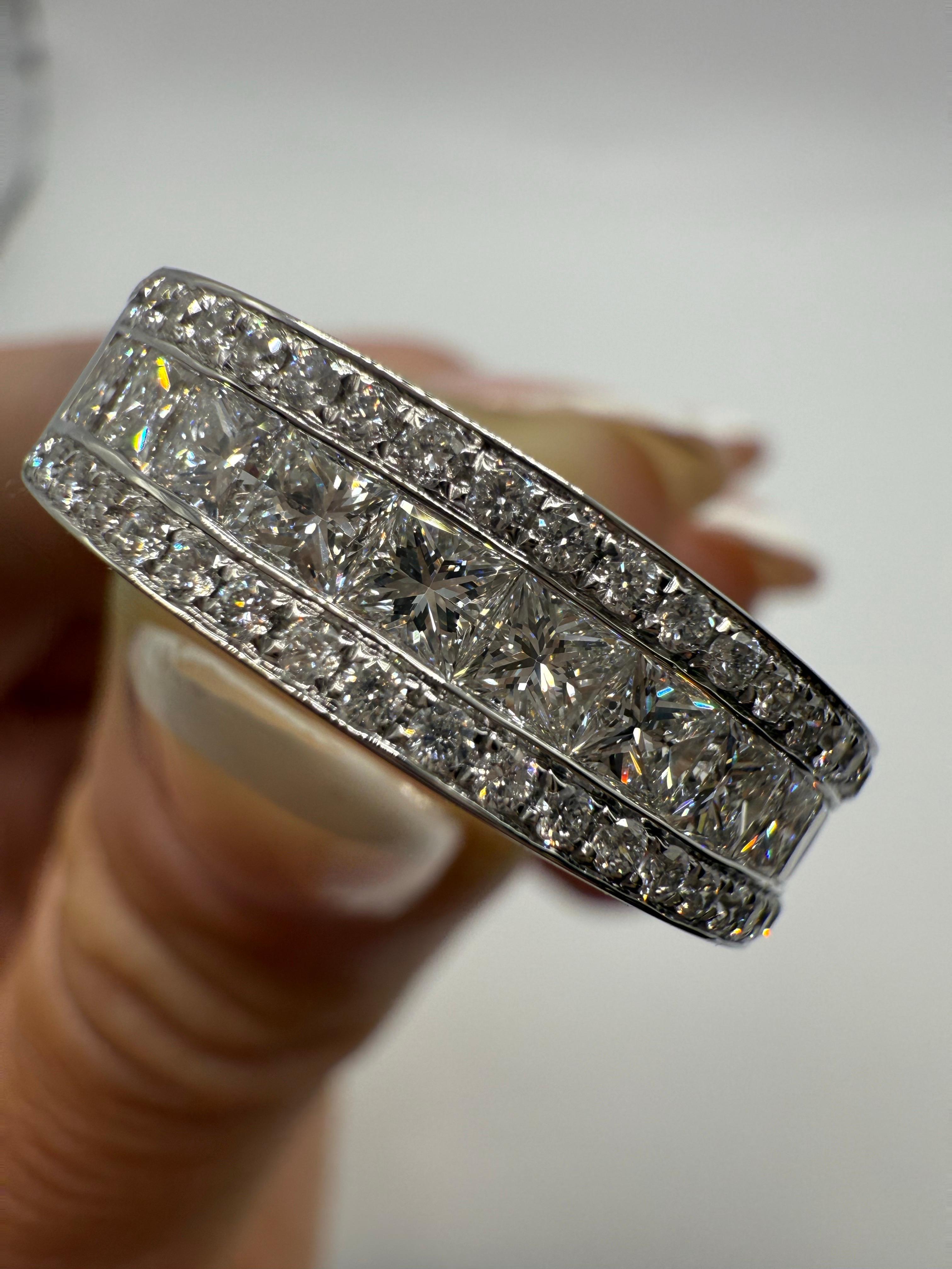 La fede nuziale con diamante da 8 mm sta bene sia alle donne che agli uomini, un lussuoso anello di diamanti con diamanti taglio principessa al centro e diamanti rotondi ai lati, la misura 10 può essere ridimensionata. La qualità dei diamanti è VS e