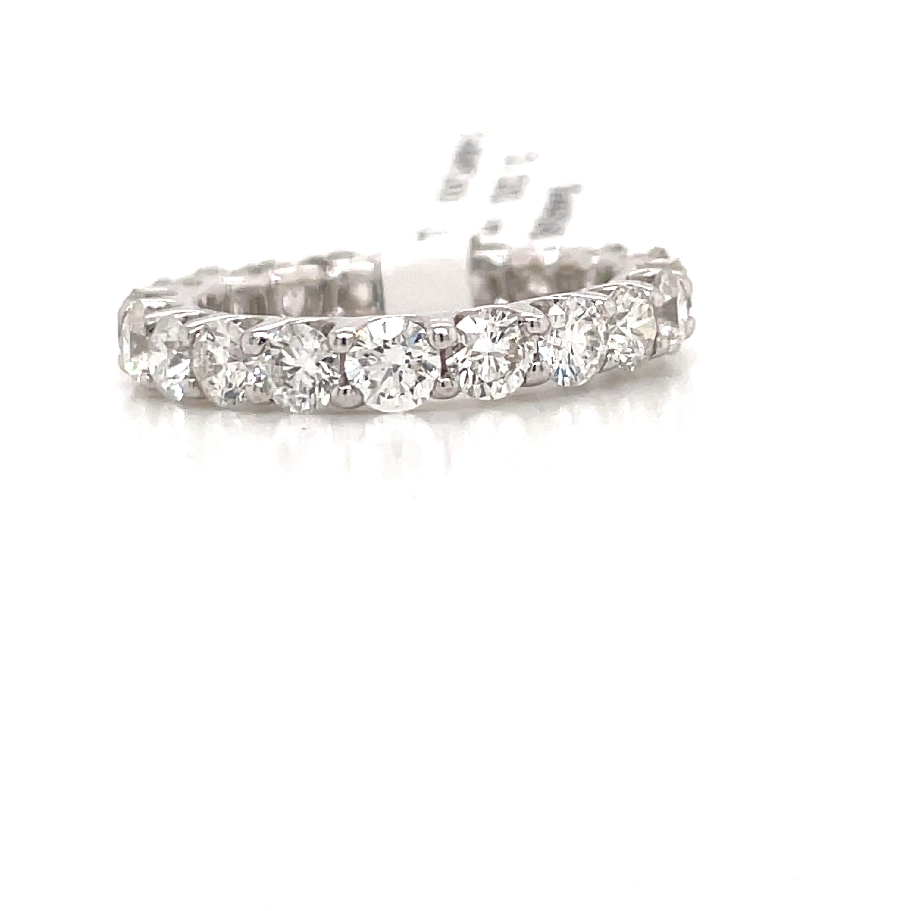 diamant-Trauring aus 14 Karat Weißgold mit 20 runden Brillanten von 3,00 Karat.
Durchschnittliche Diamanten 0,15 CTS
Farbe H
Klarheit SI