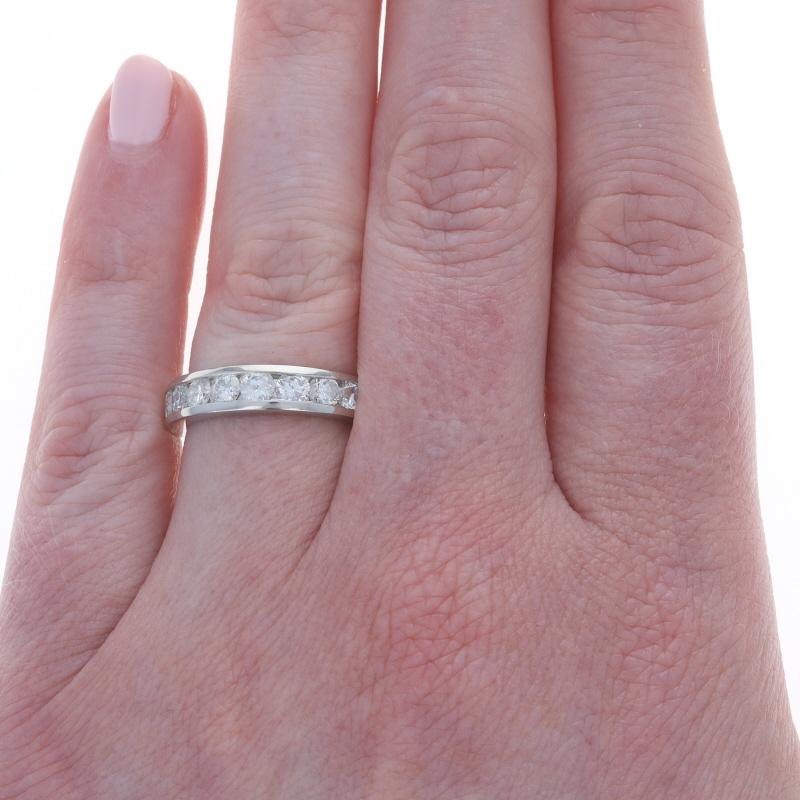 Taille ronde Alliance diamant - 950 Round Brilliante 2.00ctw Channel Set Ring SZ 6 1/2 en vente