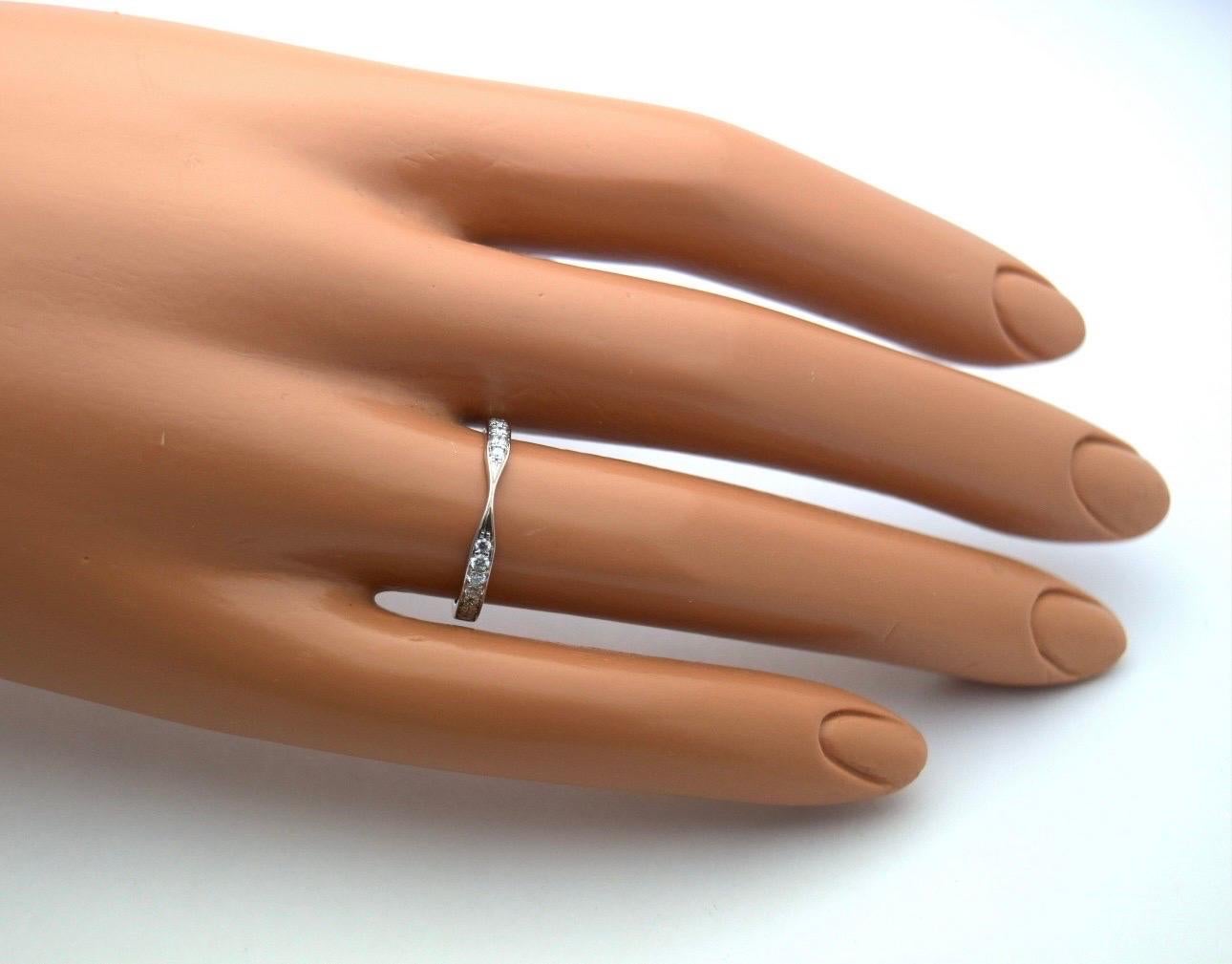 Bellissimo anello con diamante a forma di fiocco in oro 18KT per un totale di 0,28 carati di diamanti; l'anello è perfetto come fede nuziale sotto l'anello di fidanzamento, in quanto starebbe benissimo sotto una pietra centrale e anche da solo!

Il