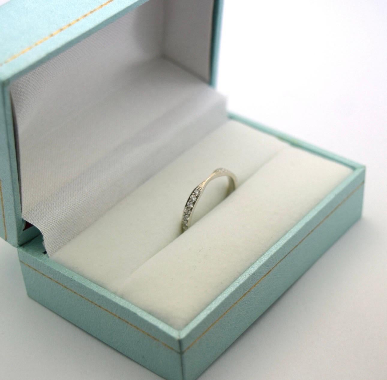 Taglio brillante Fede nuziale con diamante con design a fiocco in oro 18KT in vendita