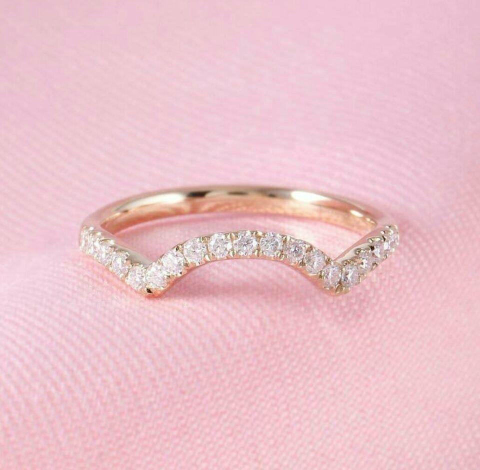 Diamond Wedding Band Curved 14k Gold Women Band Diamond Ring In New Condition For Sale In Chicago, IL