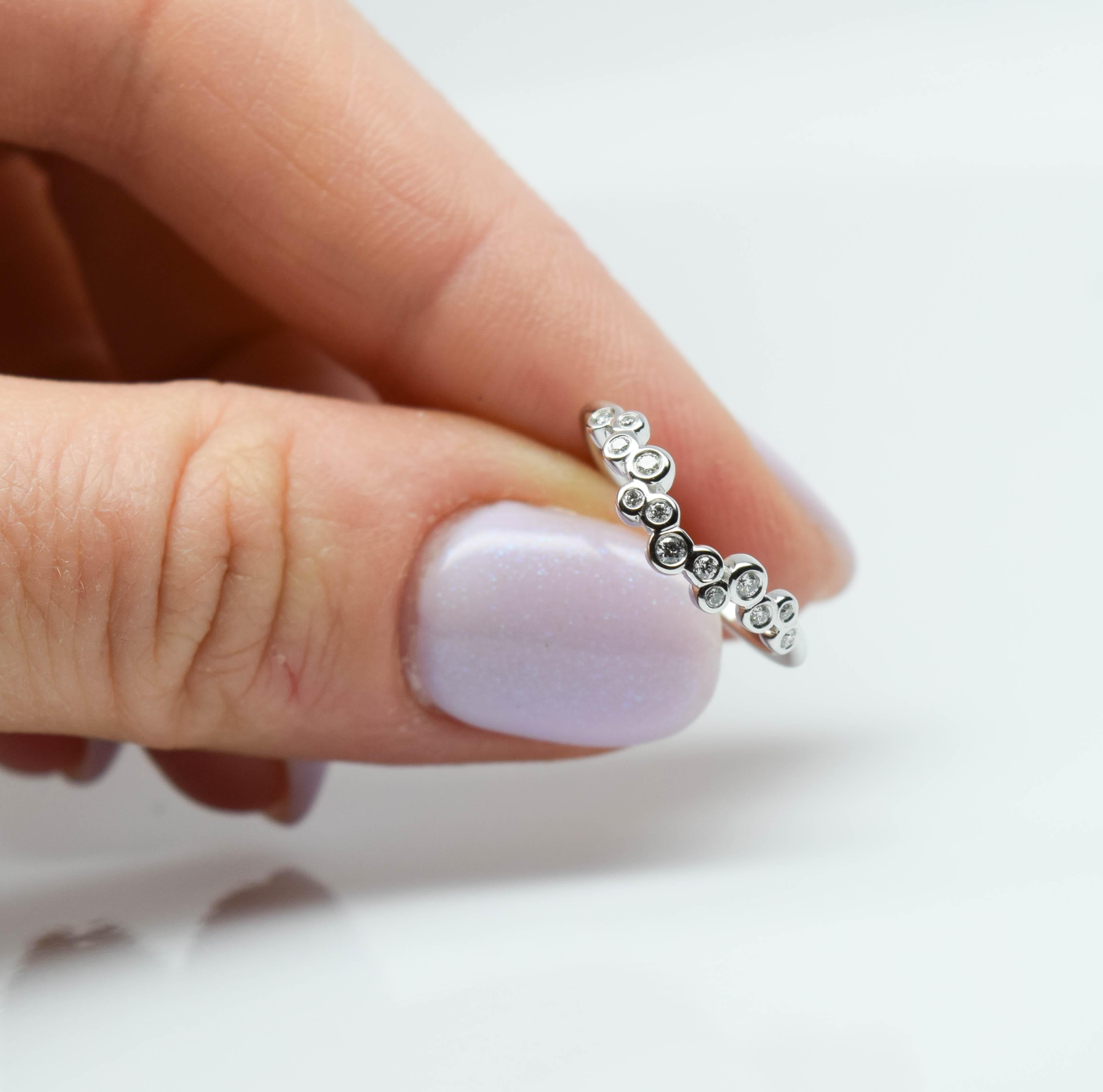 Diamond wedding band curved bezel diamond ring 14 Karat gold In New Condition In Boca Raton, FL