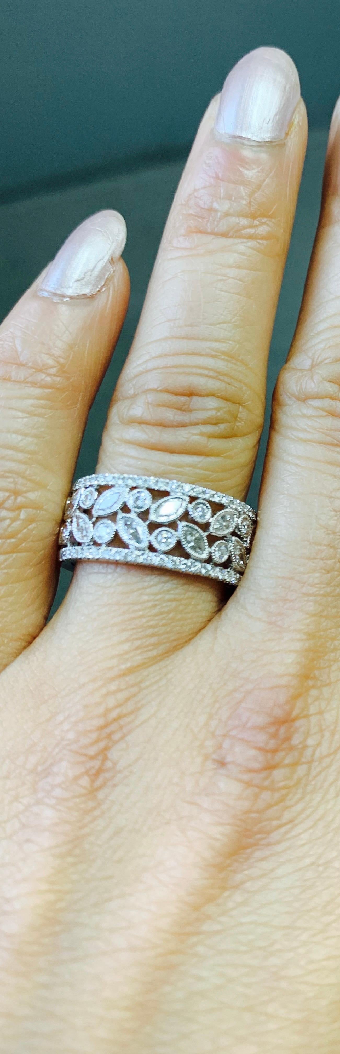 Diamond Wedding Band in 18 Karat White Gold In New Condition For Sale In New York, NY