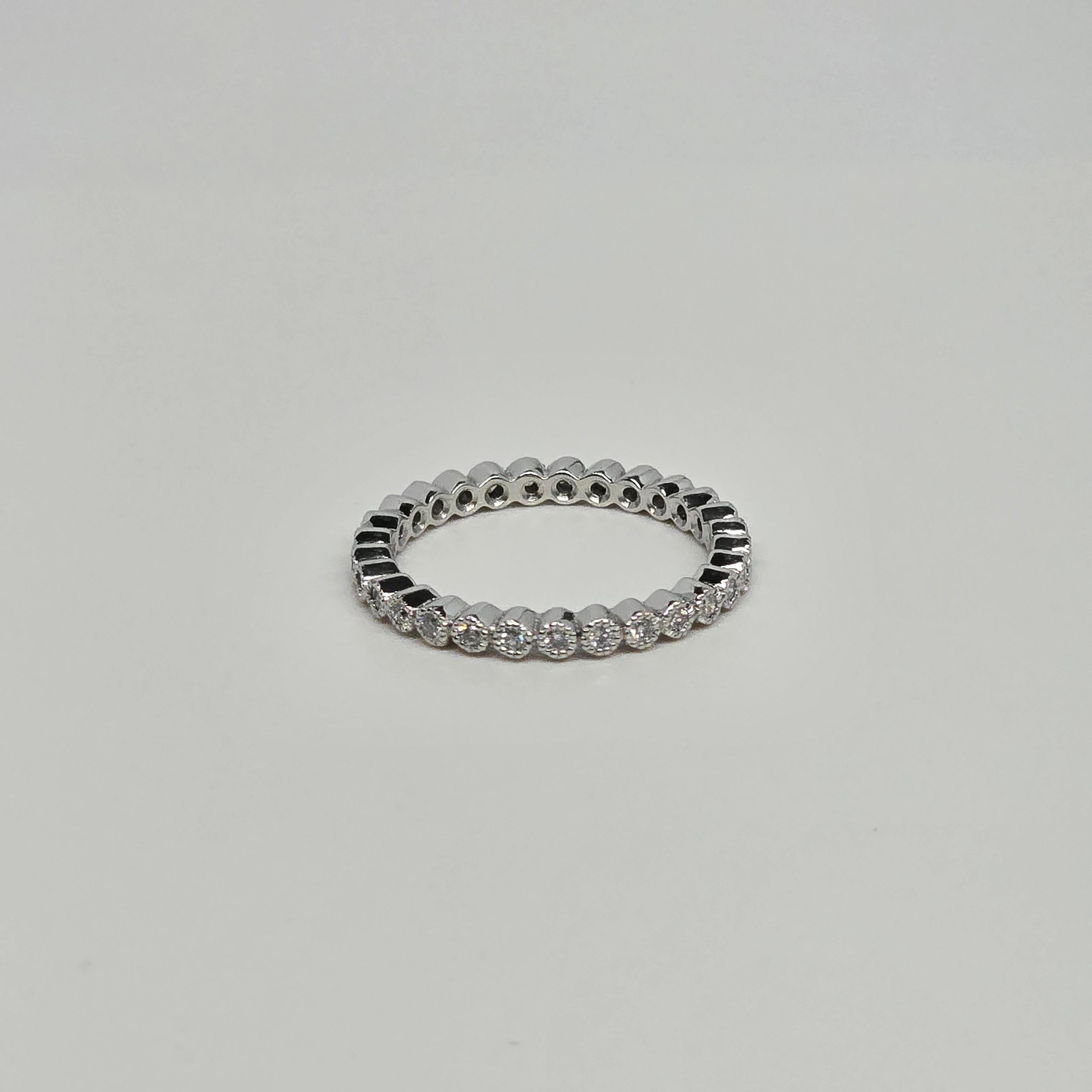 Ein Diamantring mit Handgravur und Vintage-Stil in Lünettenform mit 0,29 Karat VS-Diamanten, F-Farbe in Größe 6. Ring ist in Platin gemacht.

WAS SIE BEI STAMPAR JEWELERS BEKOMMEN:
Stampar Jewelers, im Herzen von Jupiter, Florida, ist ein