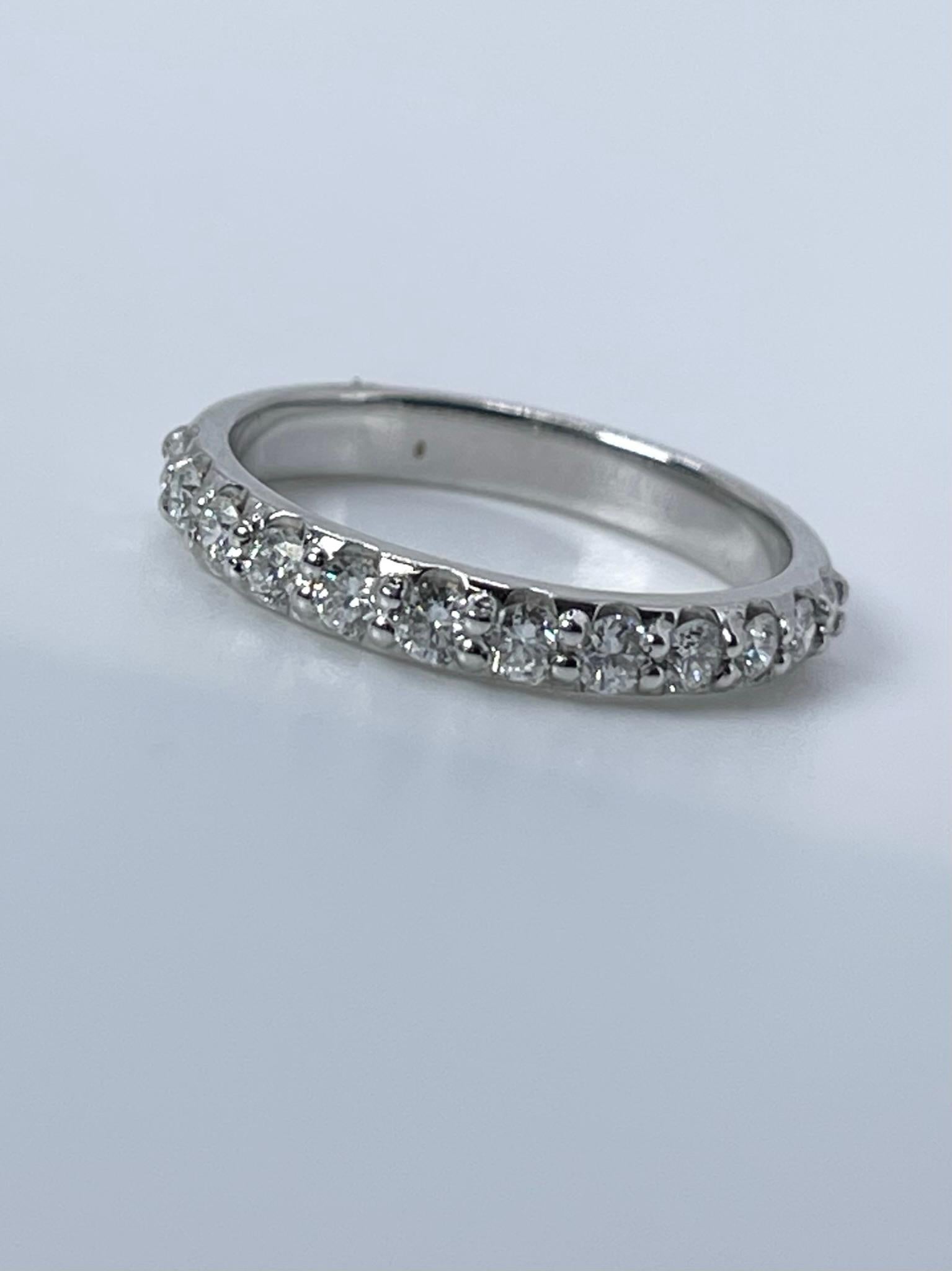 Alianza de boda de medio punto con diamantes naturales en platino.
ARTÍCULO: IFI 110-00004
PESO EN GRAMO: 2,90gr
METAL PLATINO

DIAMANTE(S) NATURAL(ES)
Talla: Redondo brillante
Color: F-G
Claridad: VS-SI 
Quilate: 0,58ct
Tamaño: 7,5 ( se puede